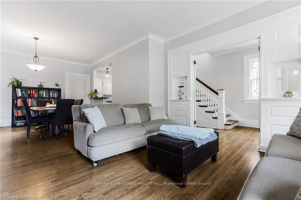 446 9TH Street E