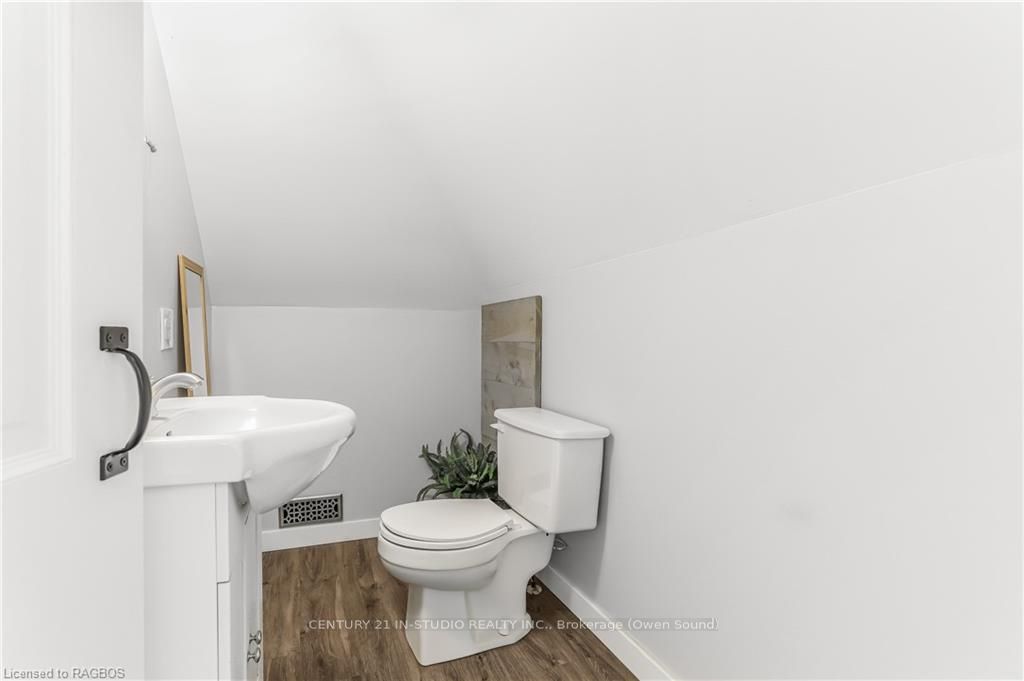 446 9TH Street E
