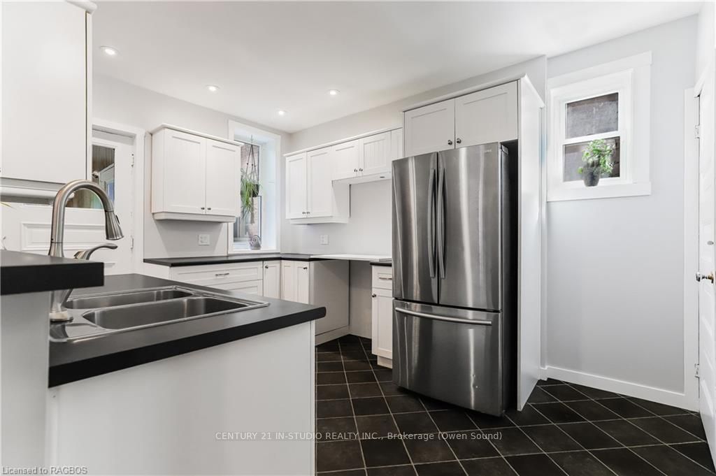 446 9TH Street E