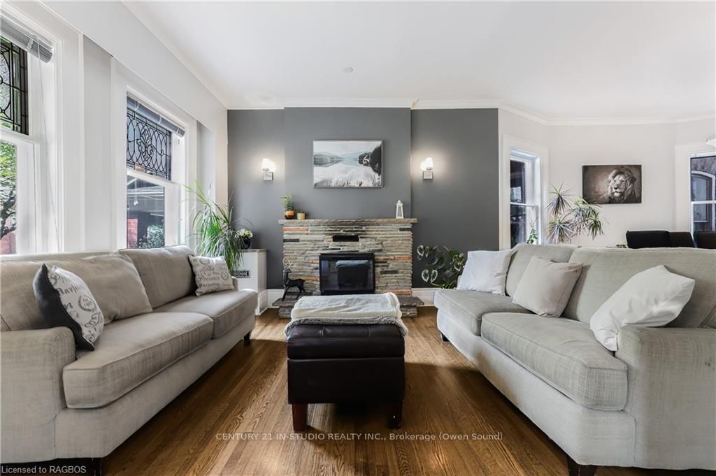 446 9TH Street E