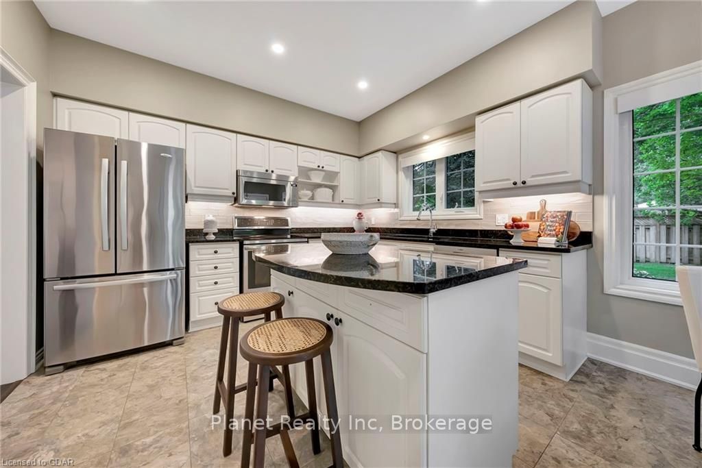 25 MANOR PARK Crescent #11