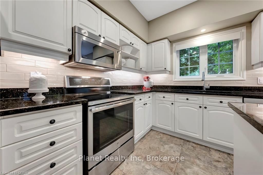 25 MANOR PARK Crescent #11