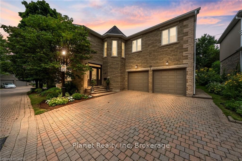 25 MANOR PARK Crescent #11