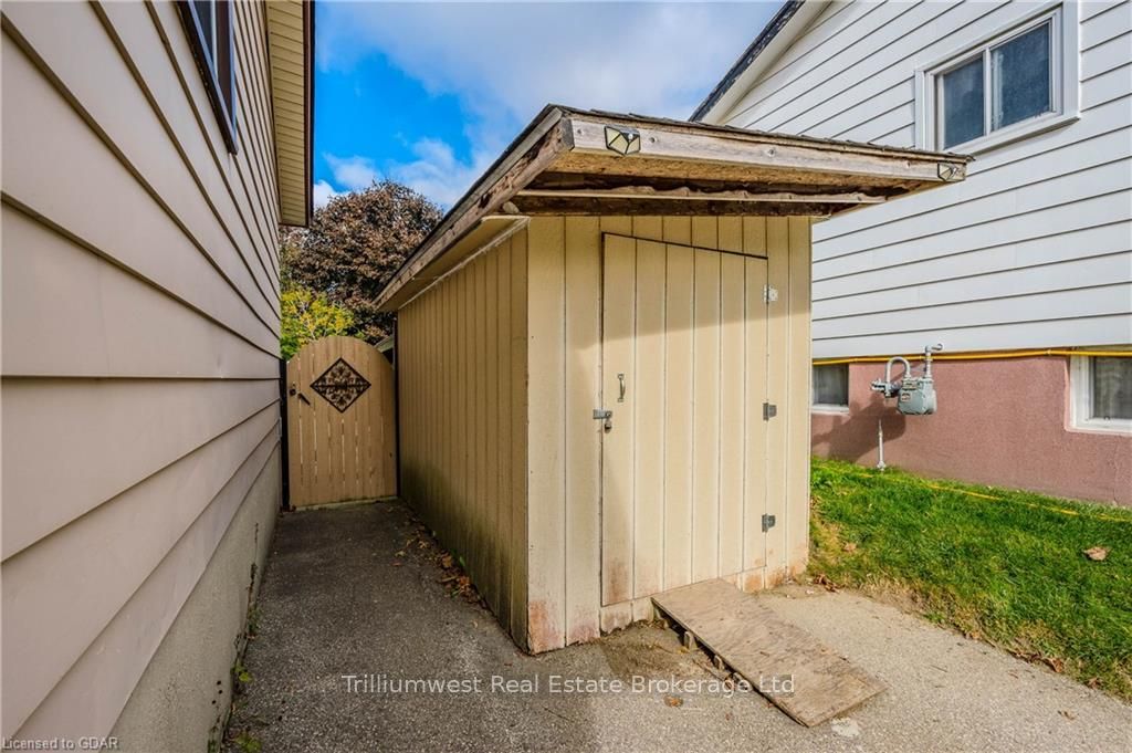 560 WOODLAWN Road E