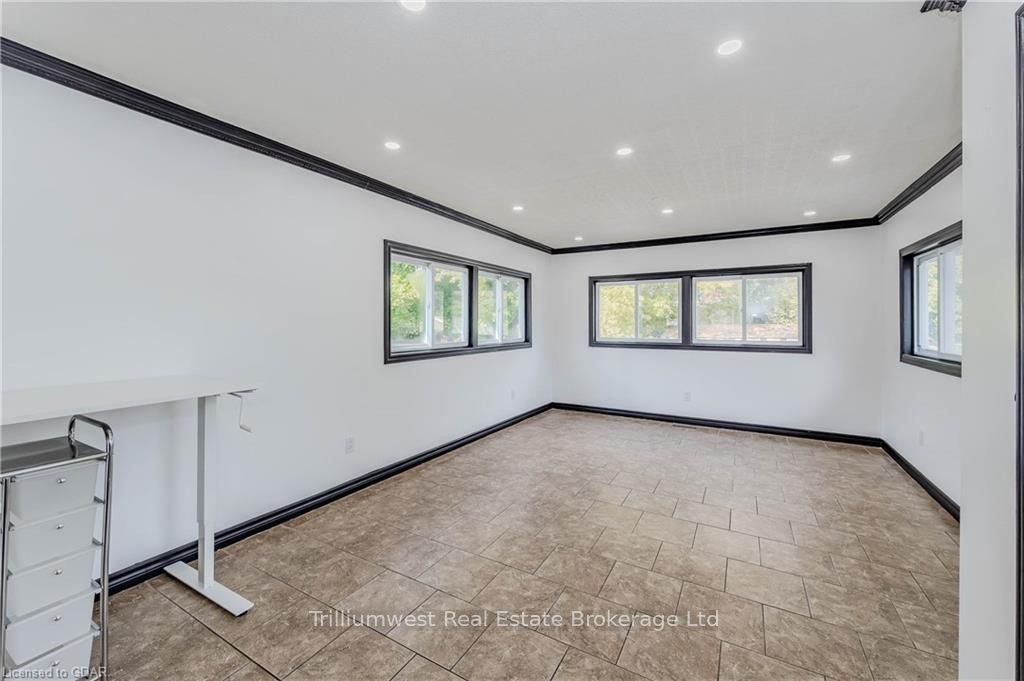 560 WOODLAWN Road E