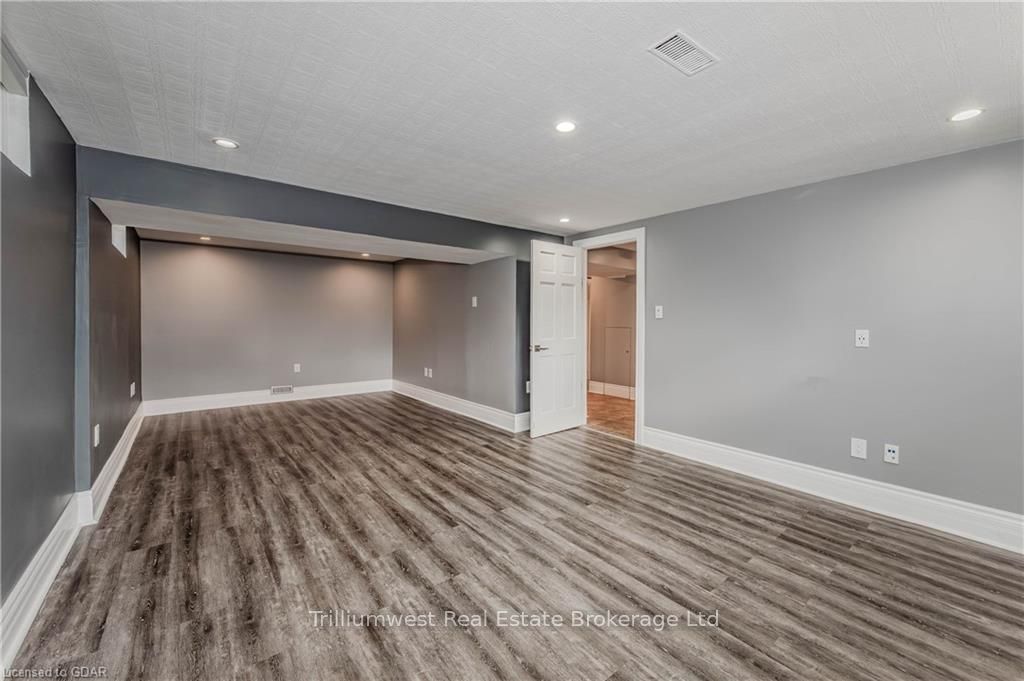 560 WOODLAWN Road E