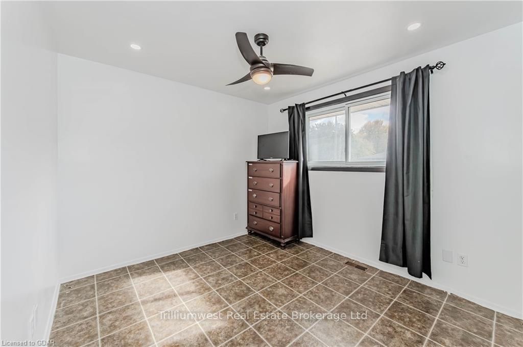 560 WOODLAWN Road E