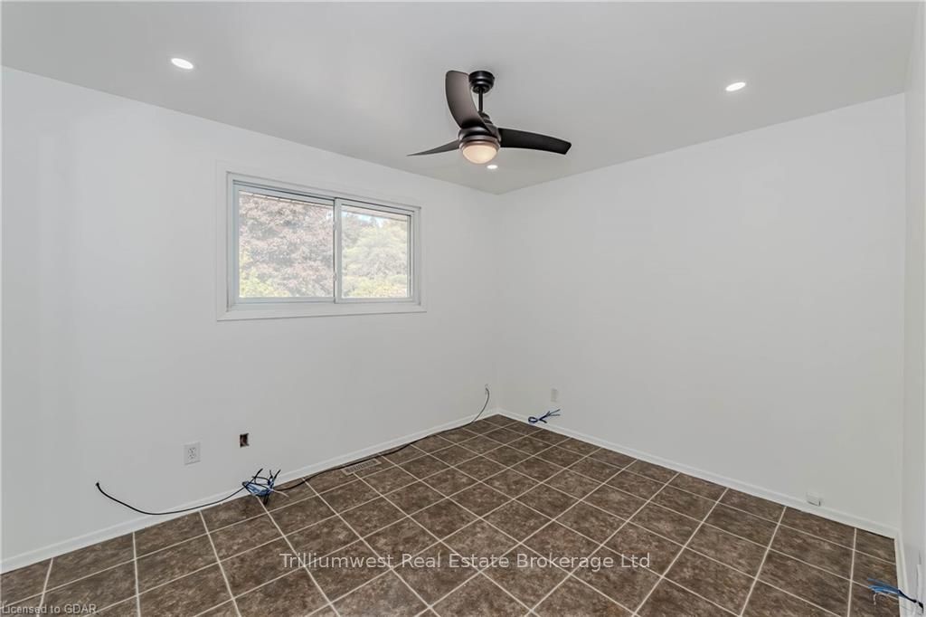 560 WOODLAWN Road E