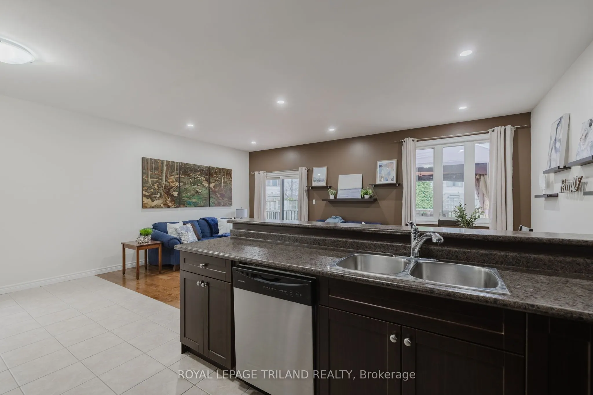 711 Springwood Crescent