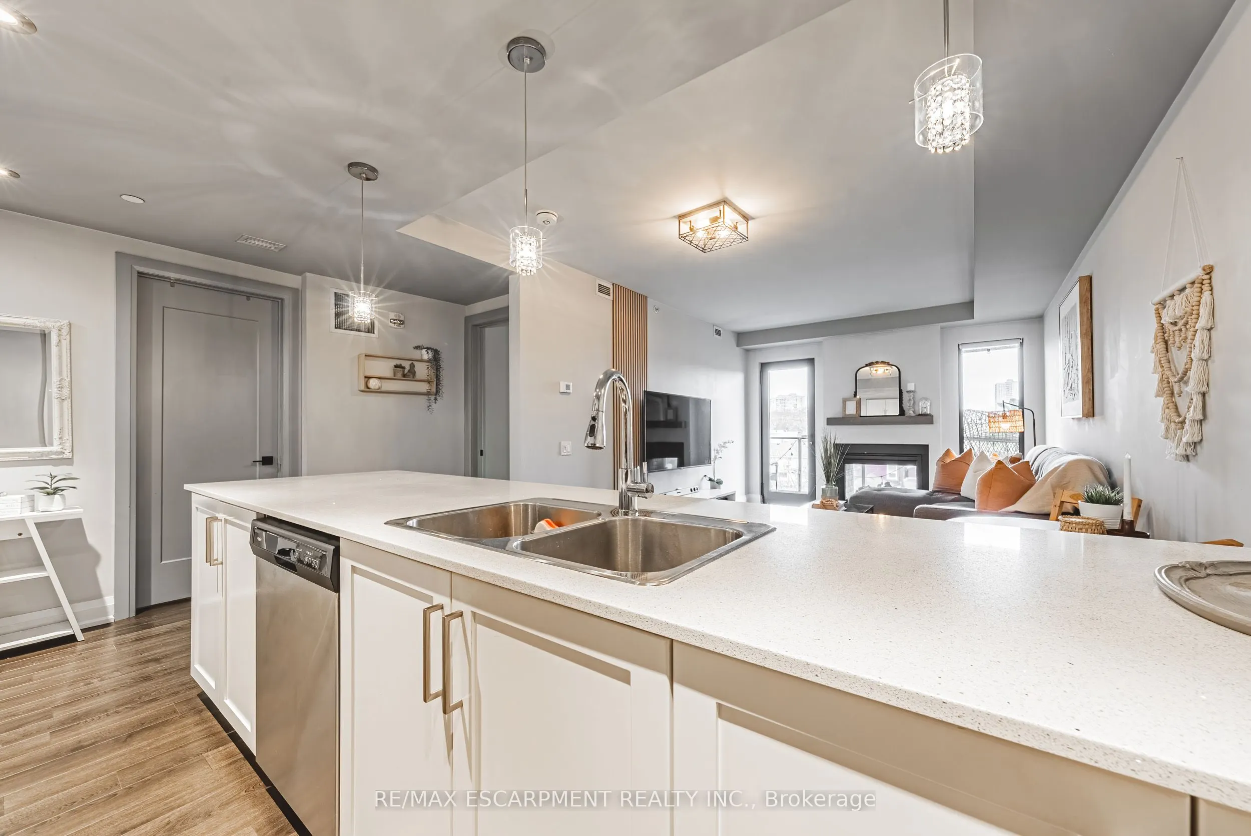 181 James Street N, #402