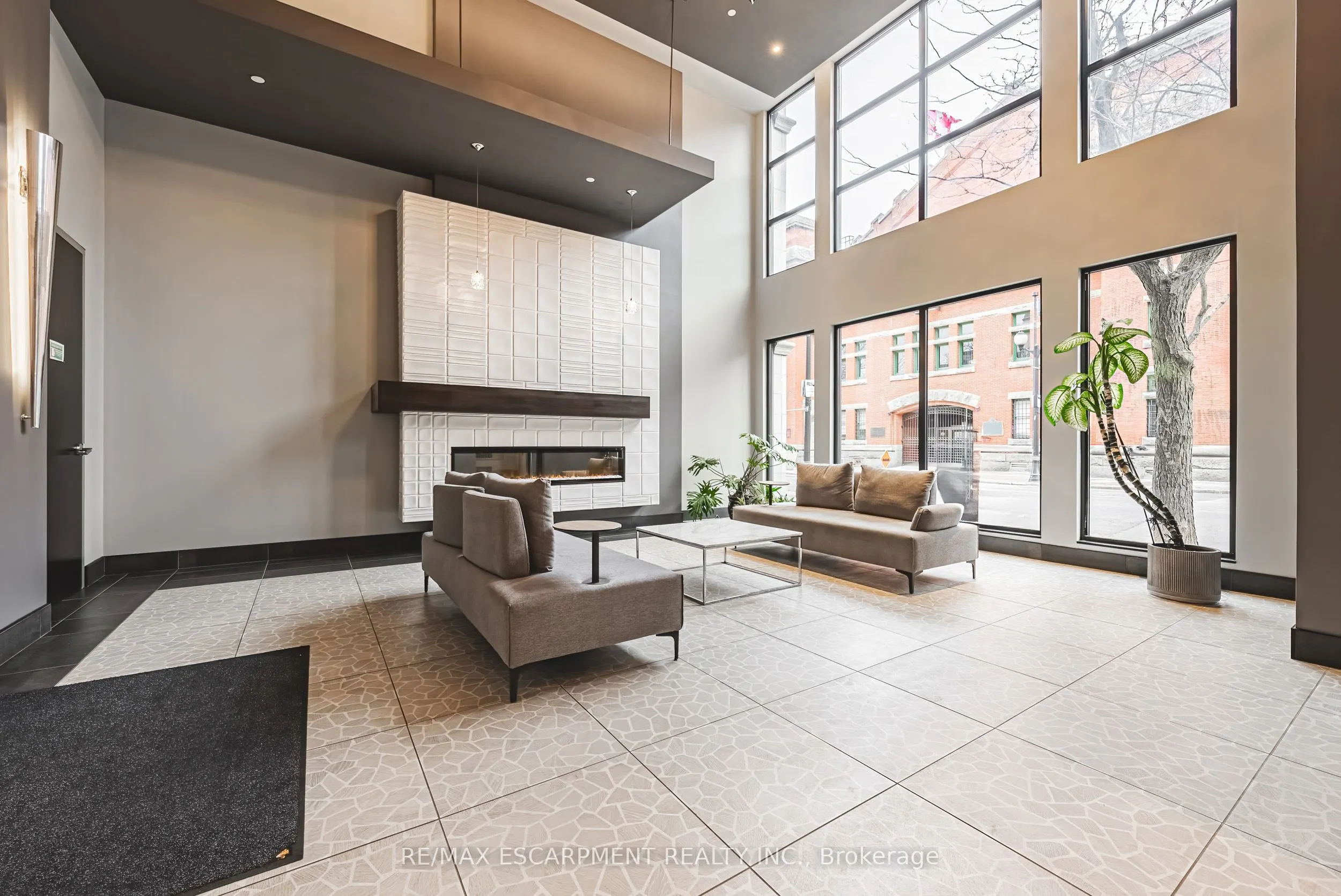 181 James Street N, #402