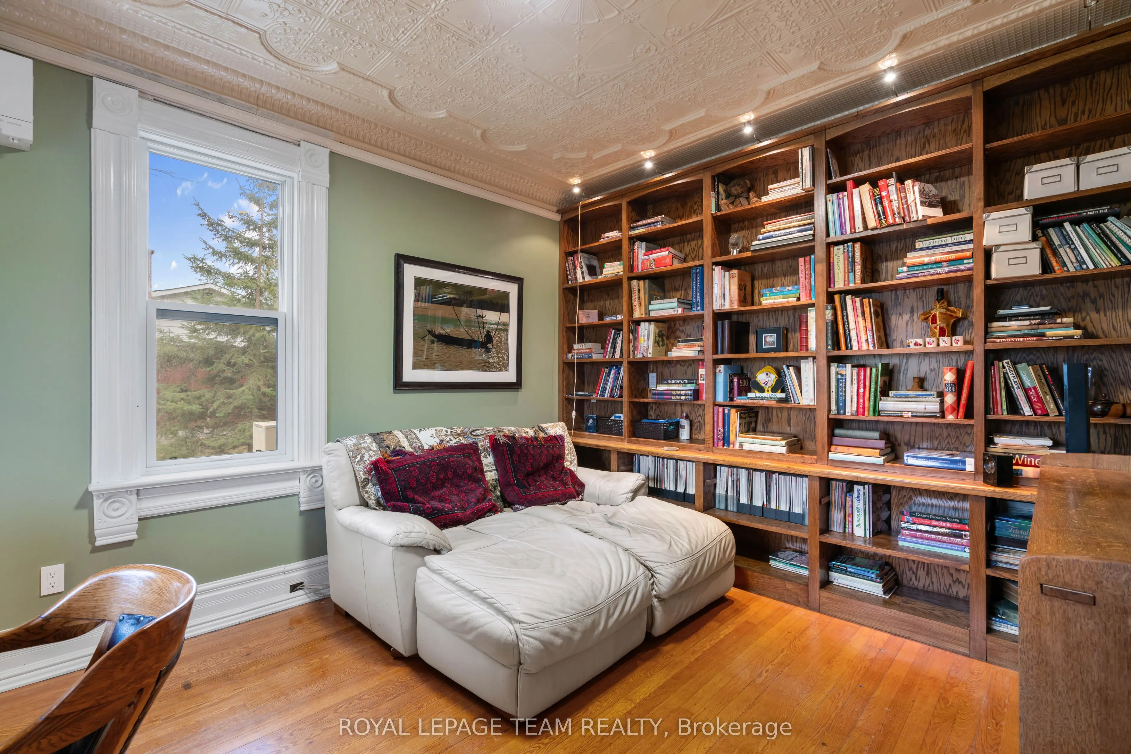 77 Queen Street W