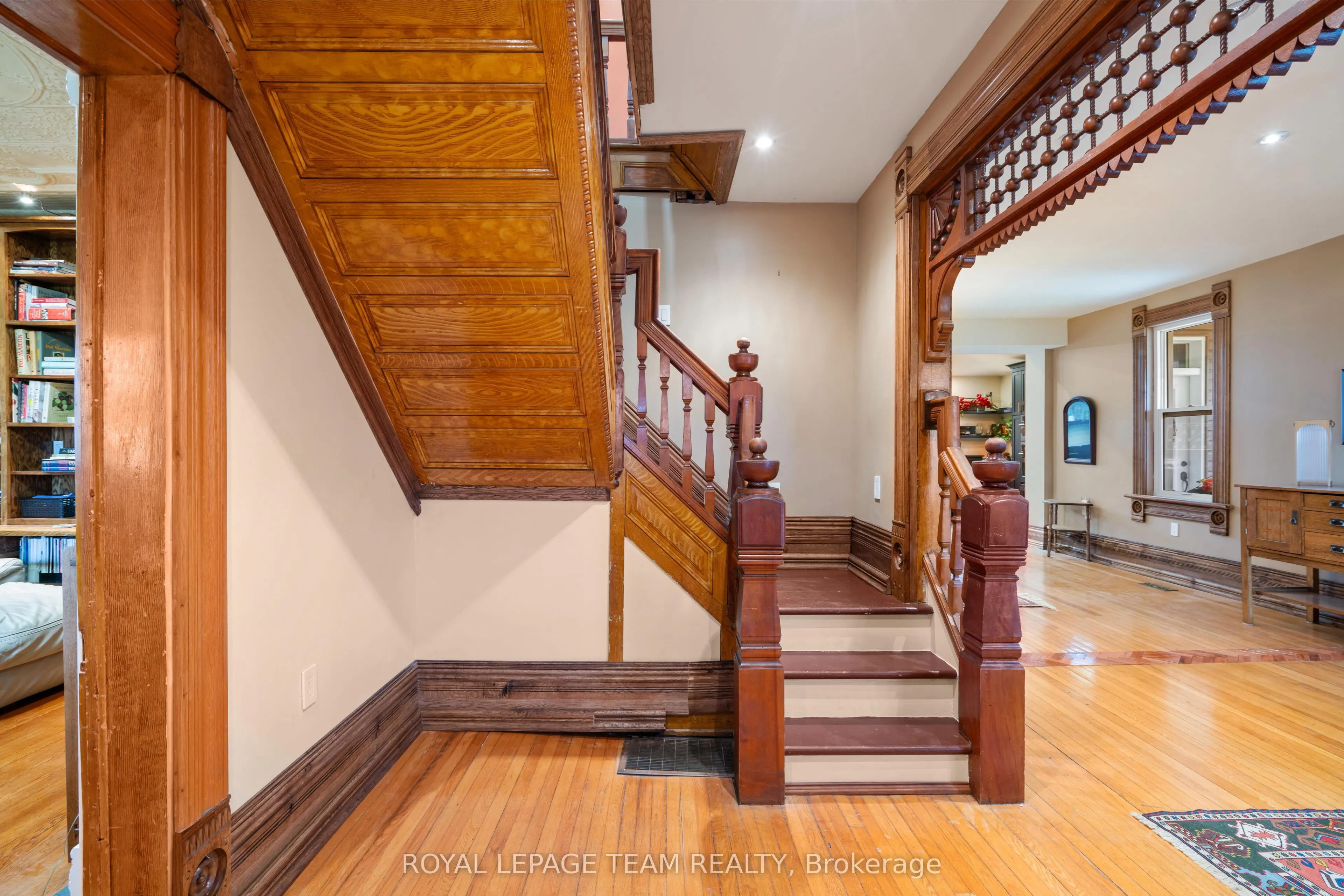 77 Queen Street W