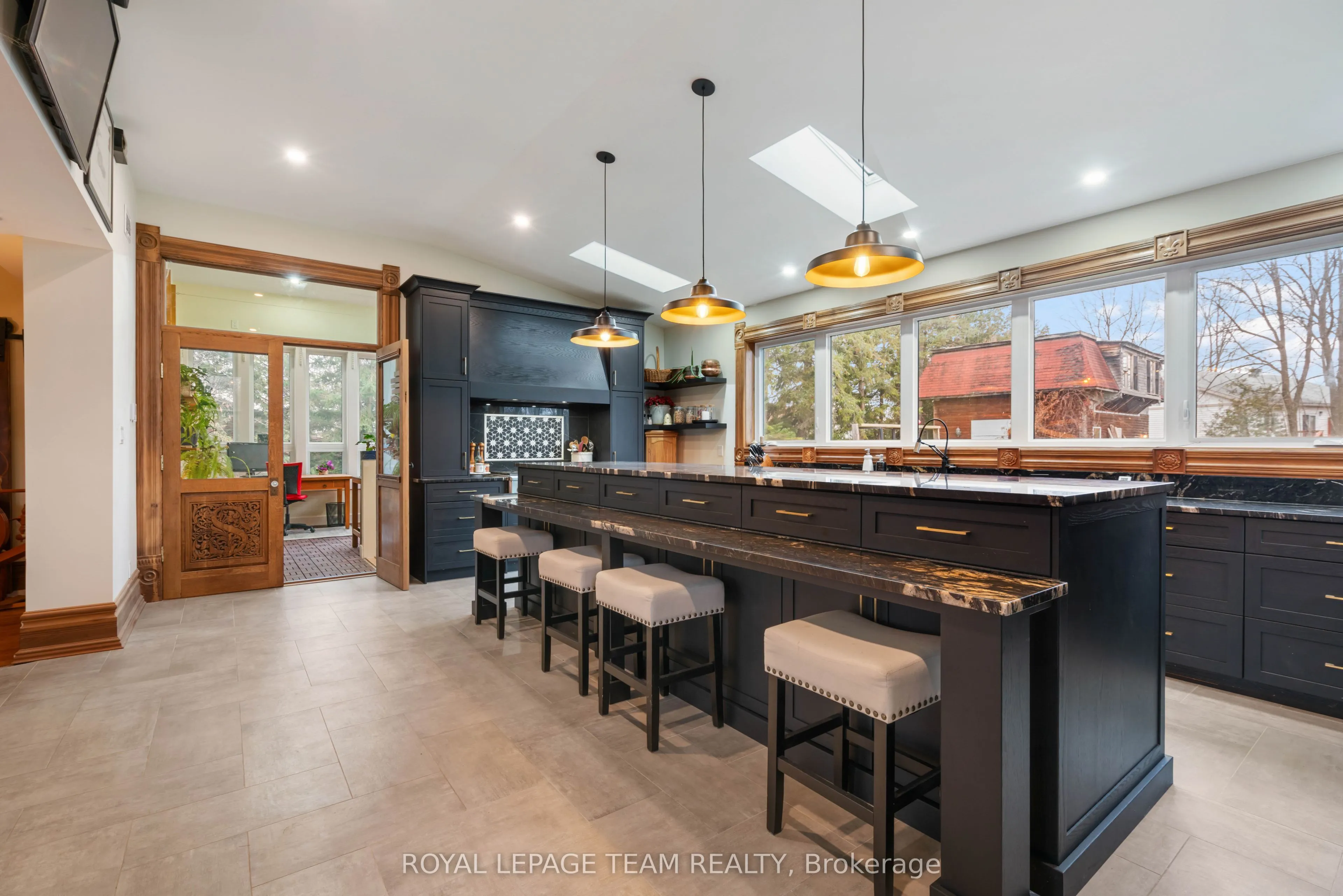 77 Queen Street W