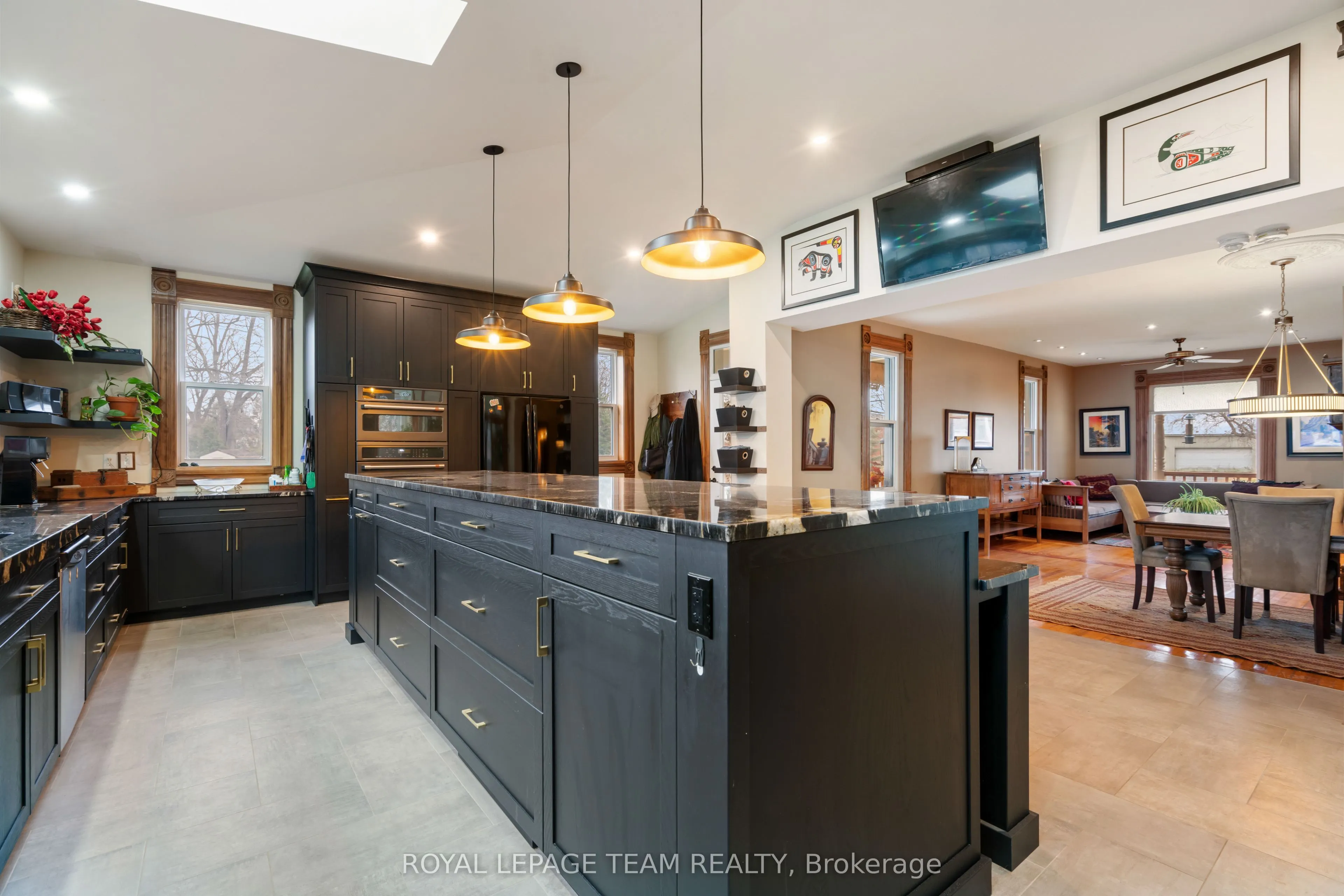 77 Queen Street W