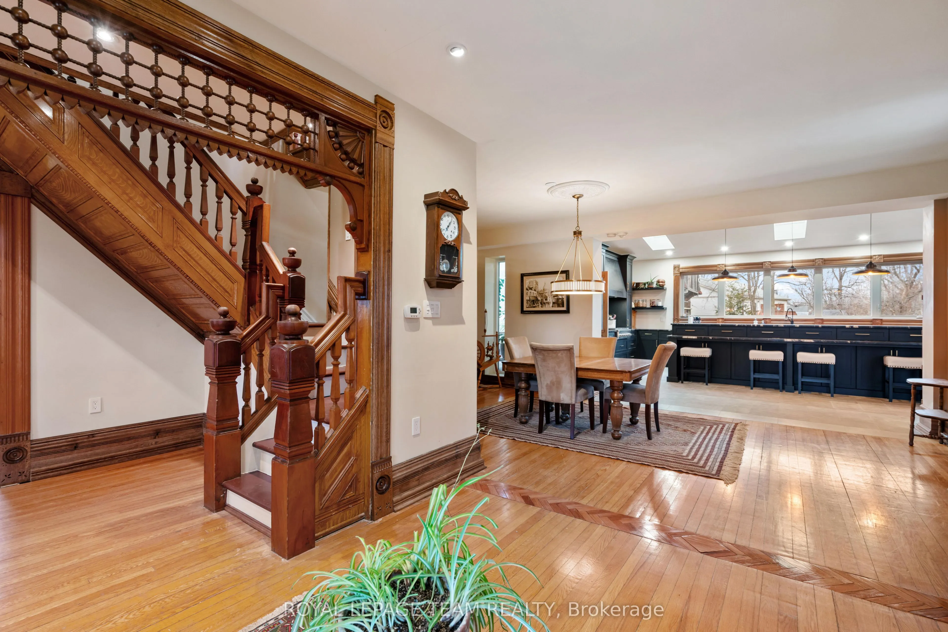 77 Queen Street W
