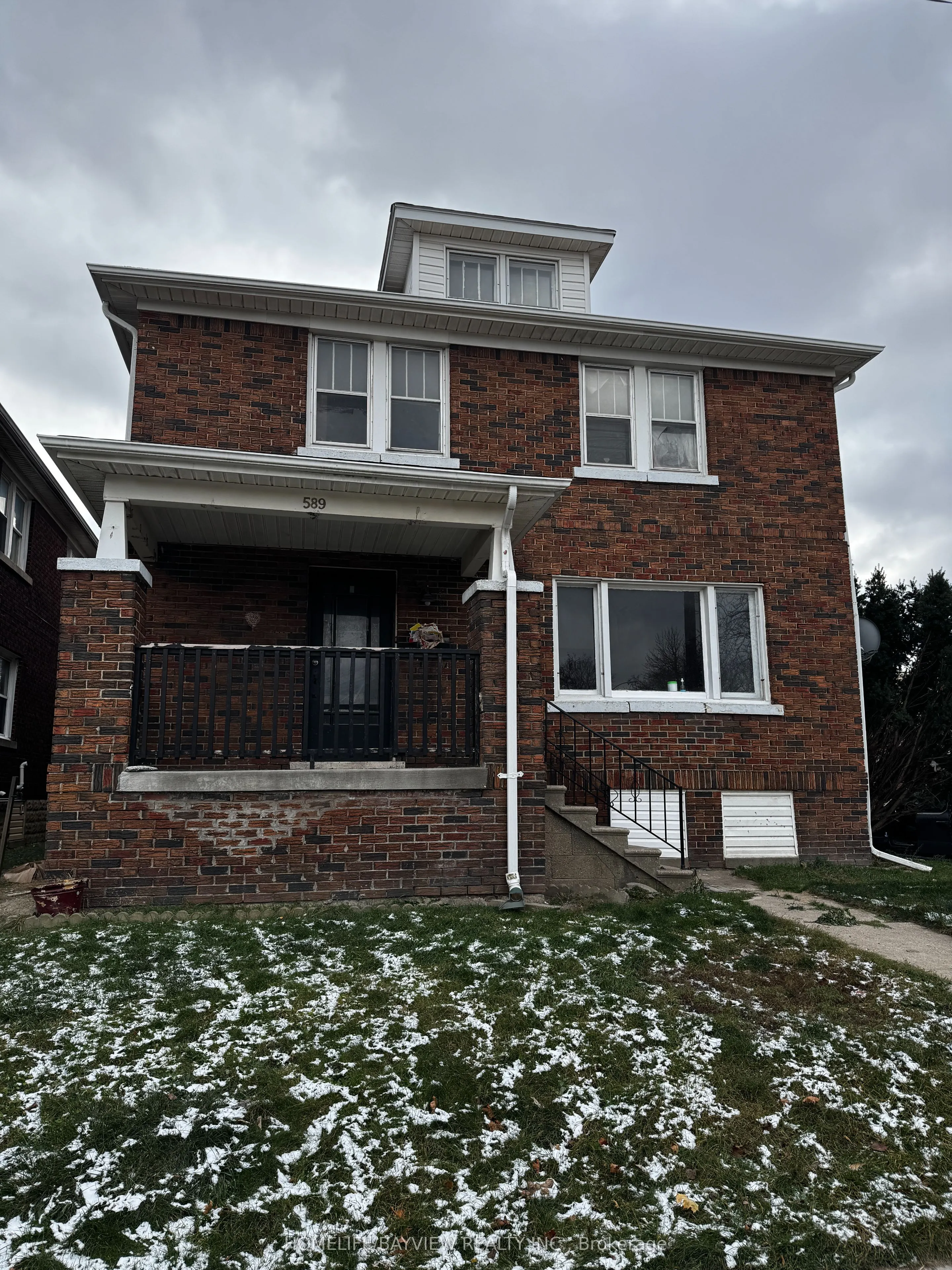 589 Giles Boulevard W