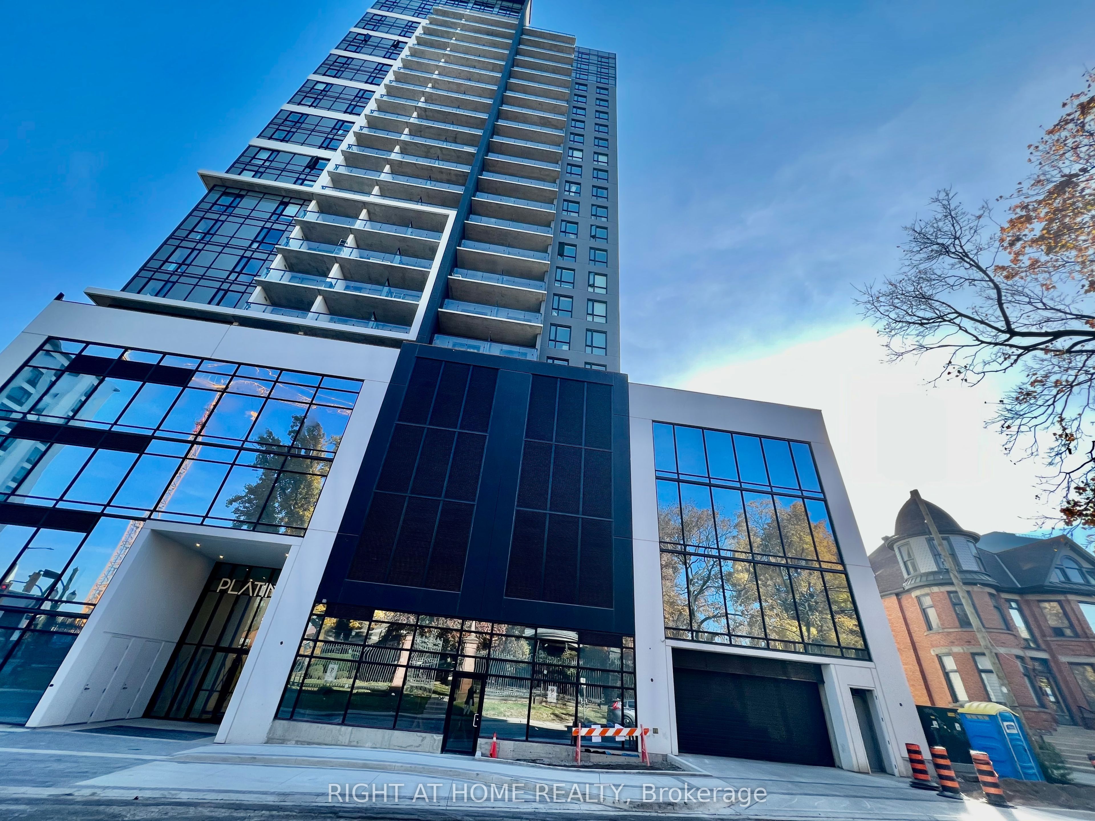 15 Queen Street S, #1815