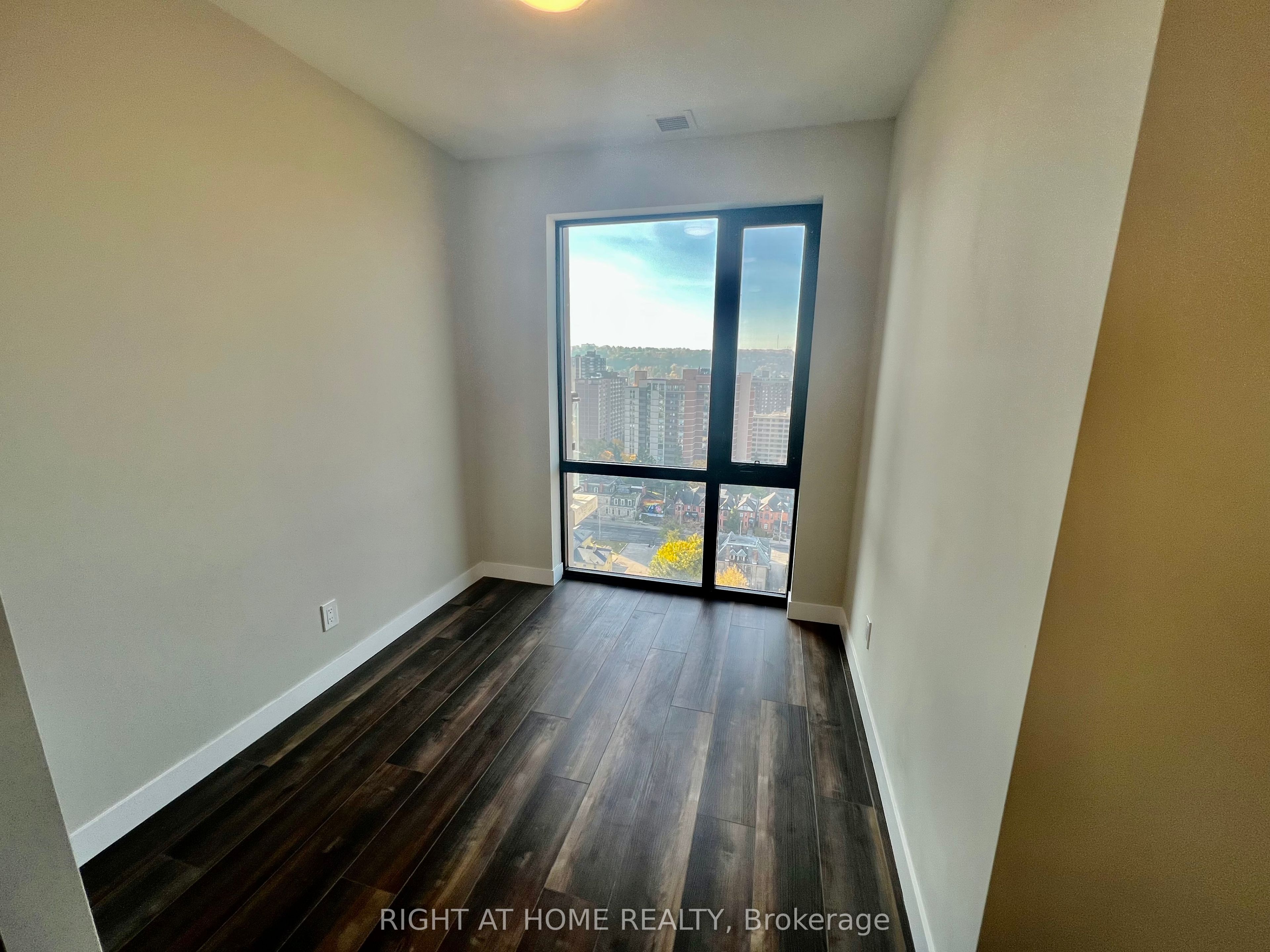 15 Queen Street S, #1815