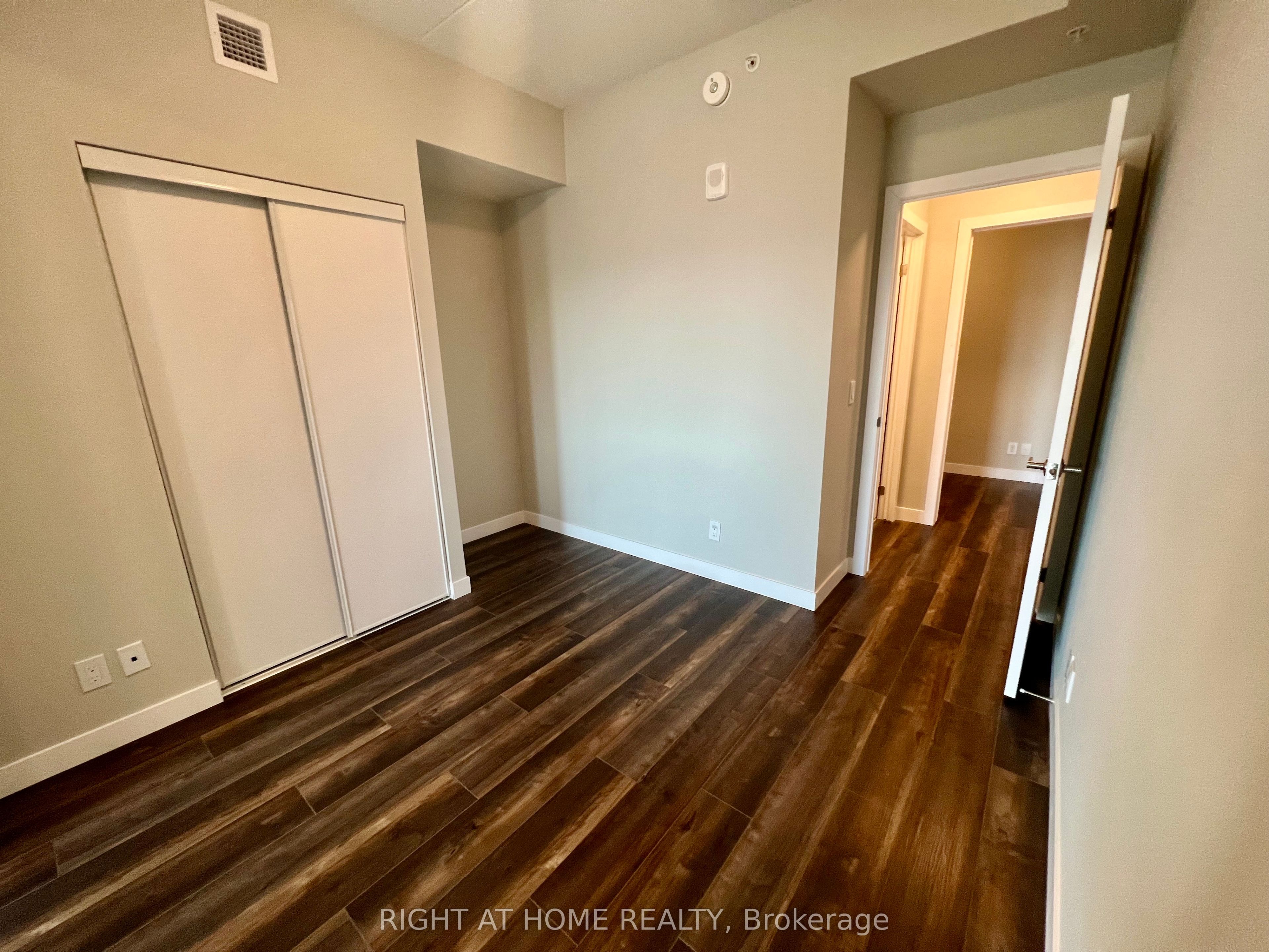 15 Queen Street S, #1815