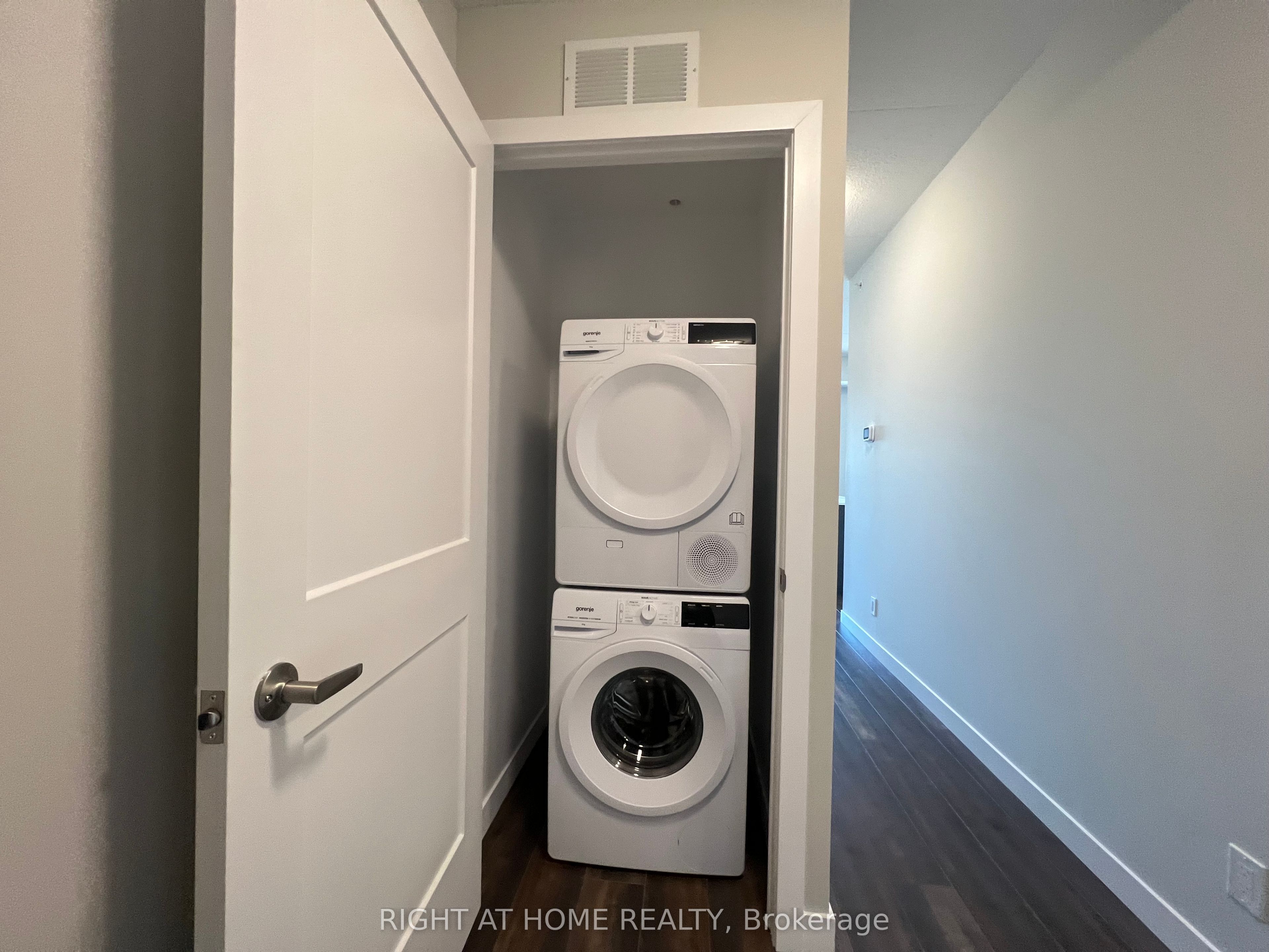 15 Queen Street S, #1815