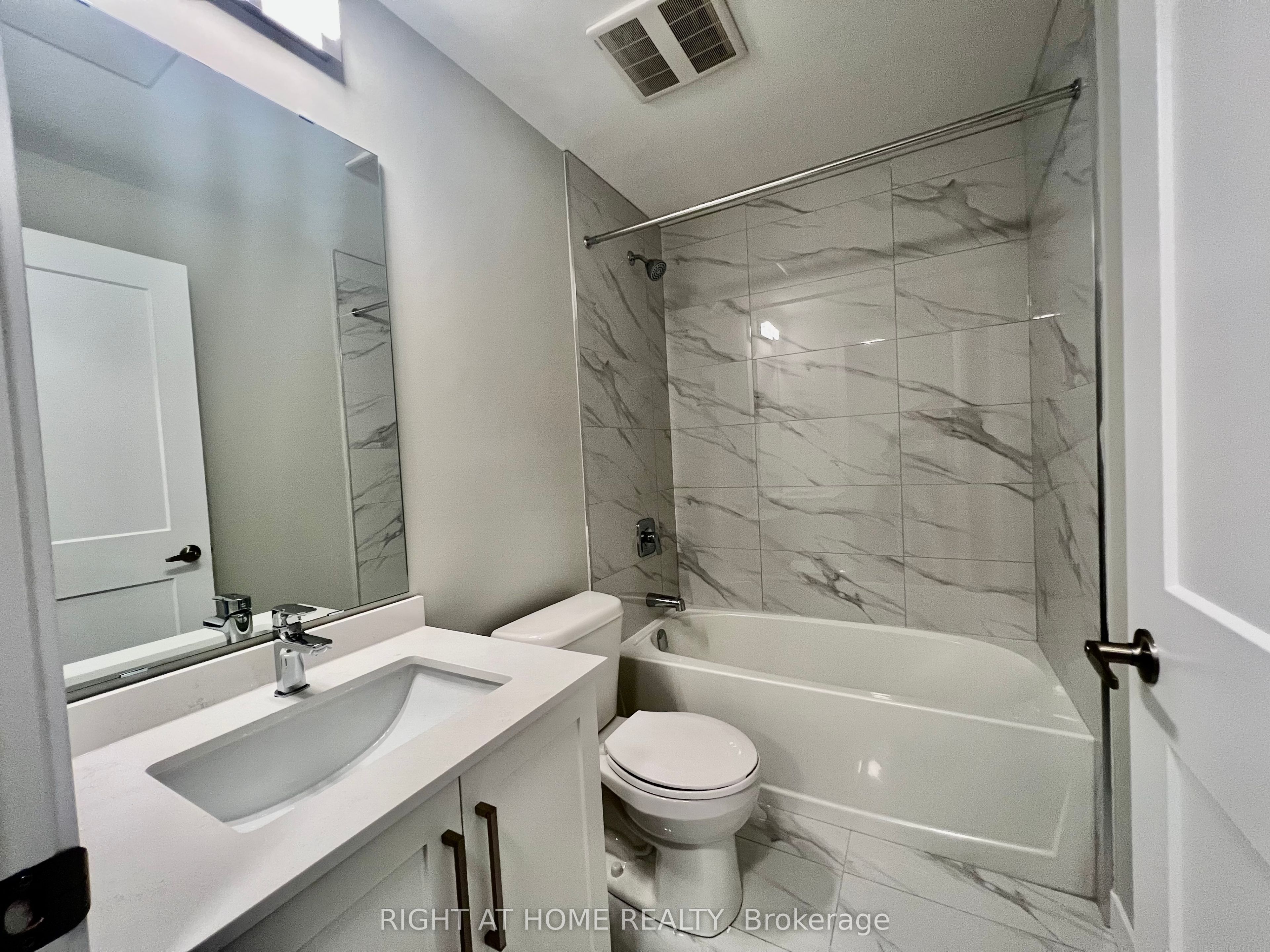 15 Queen Street S, #1815