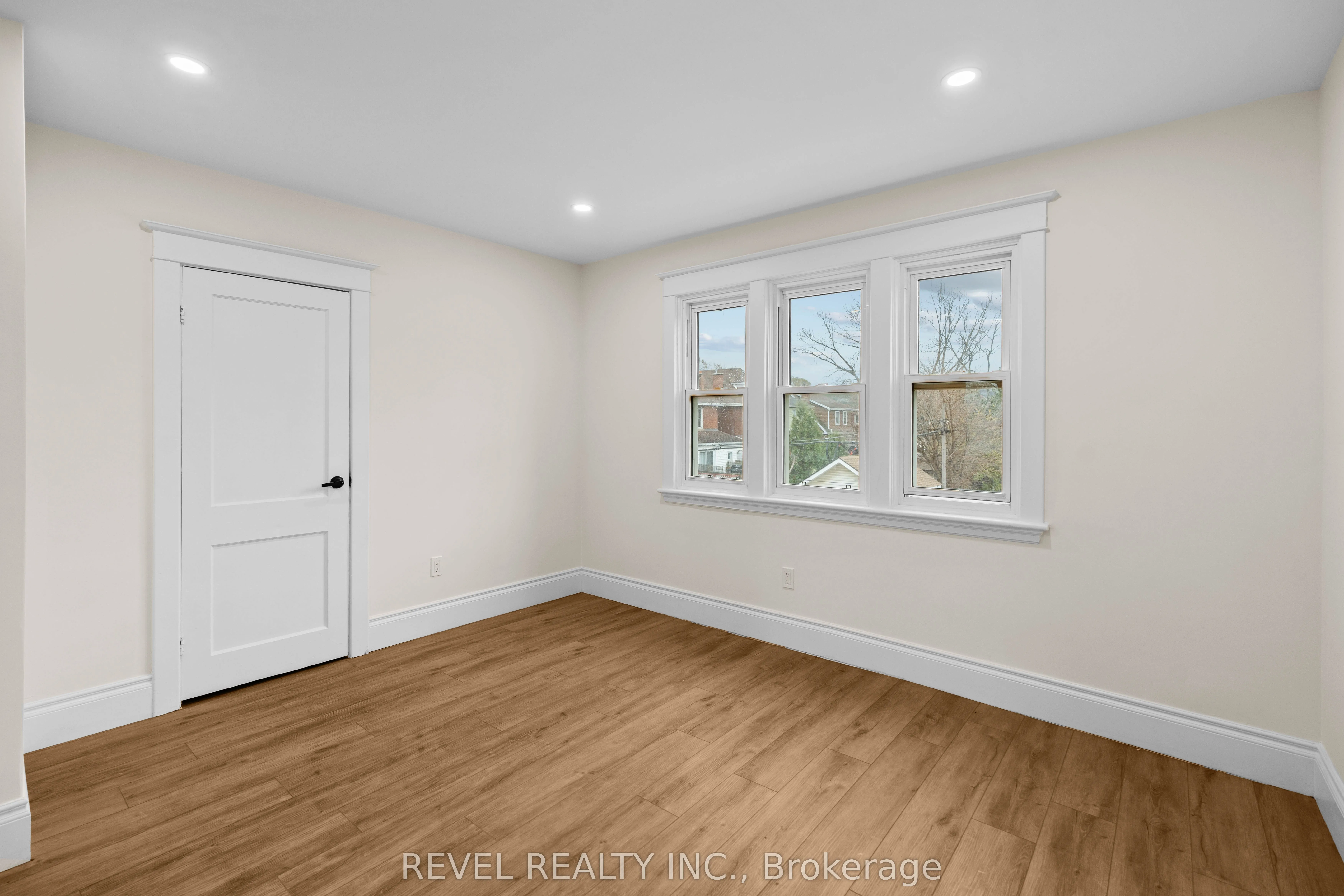 69 Roxborough Avenue