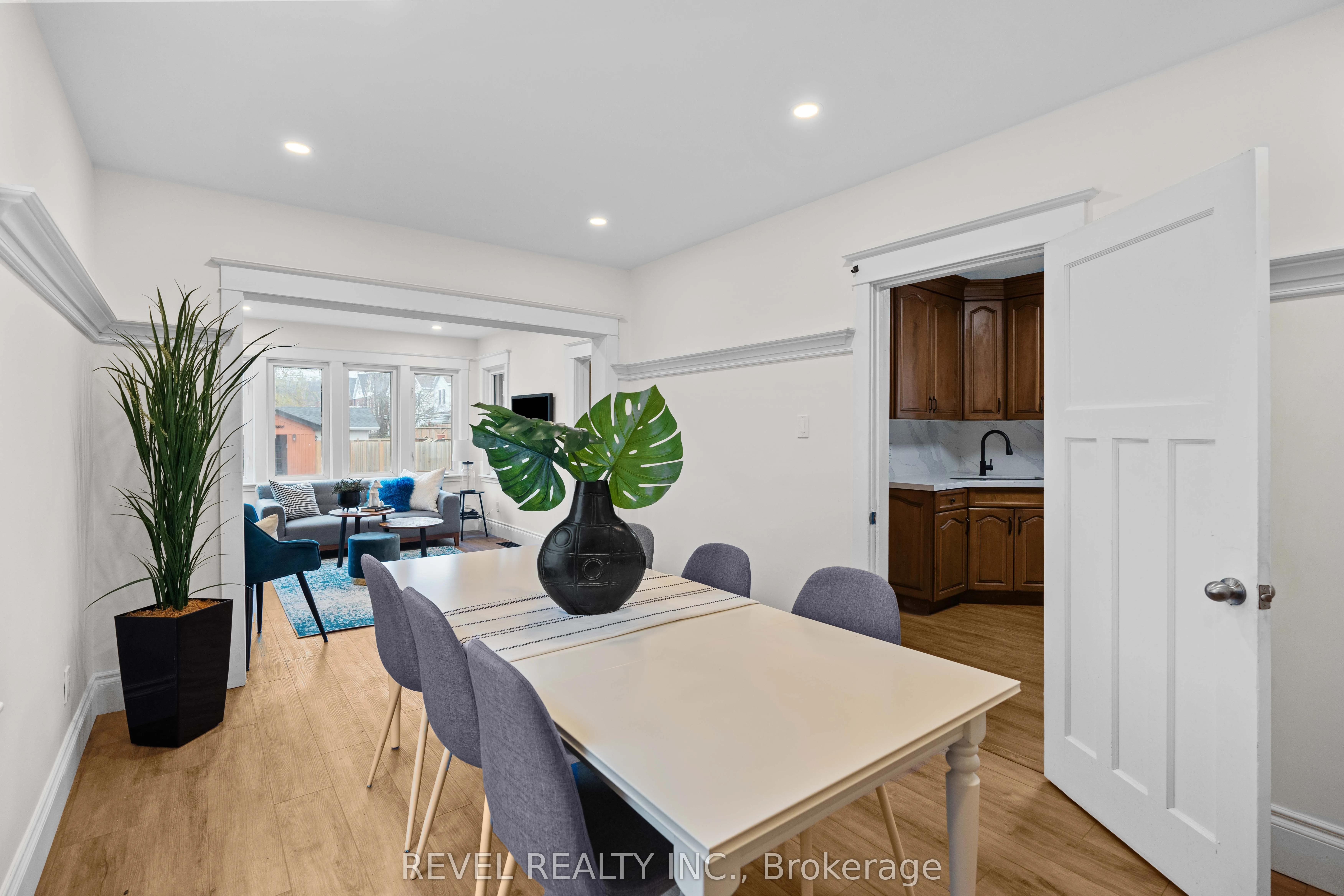 69 Roxborough Avenue