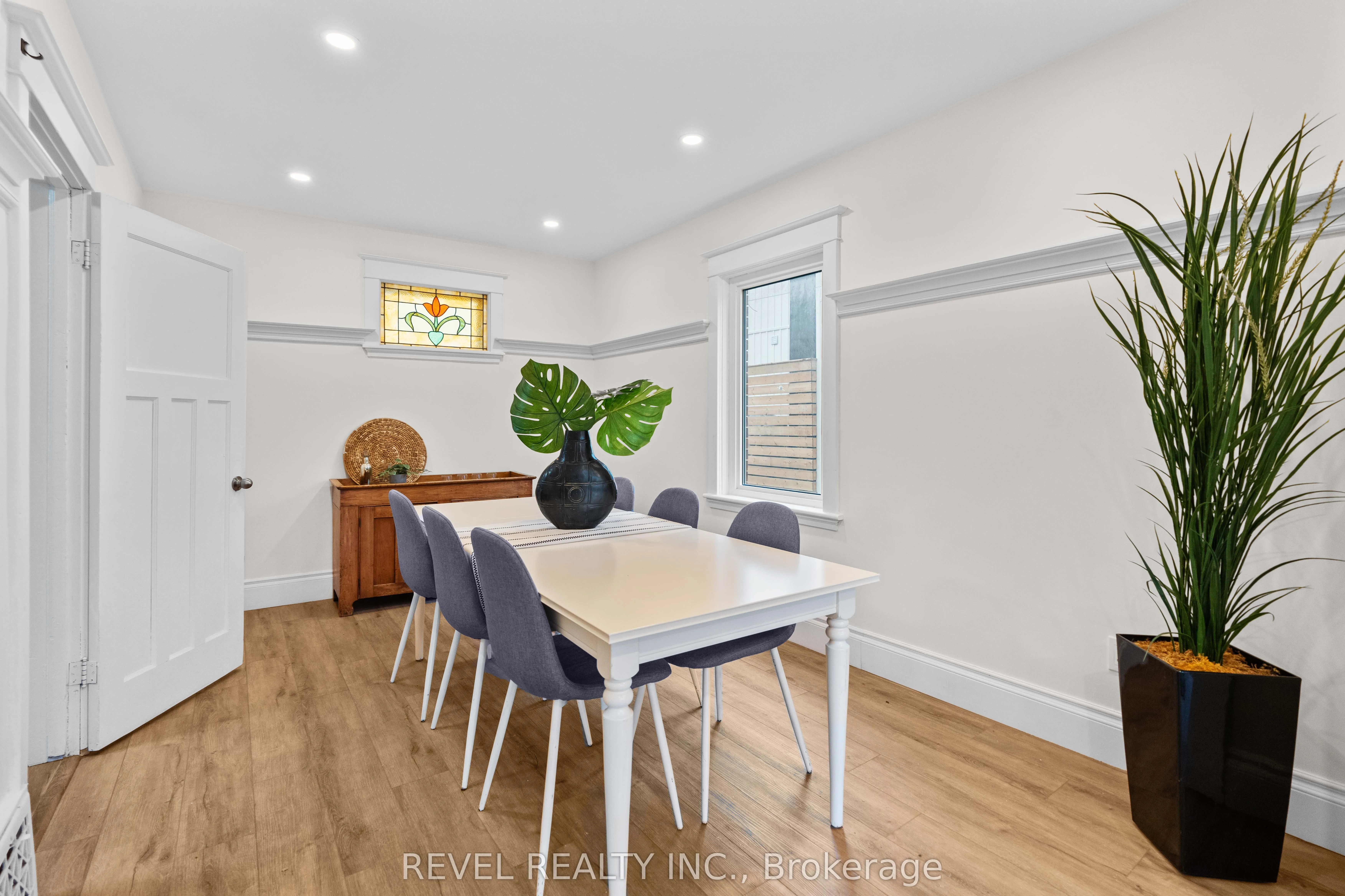 69 Roxborough Avenue