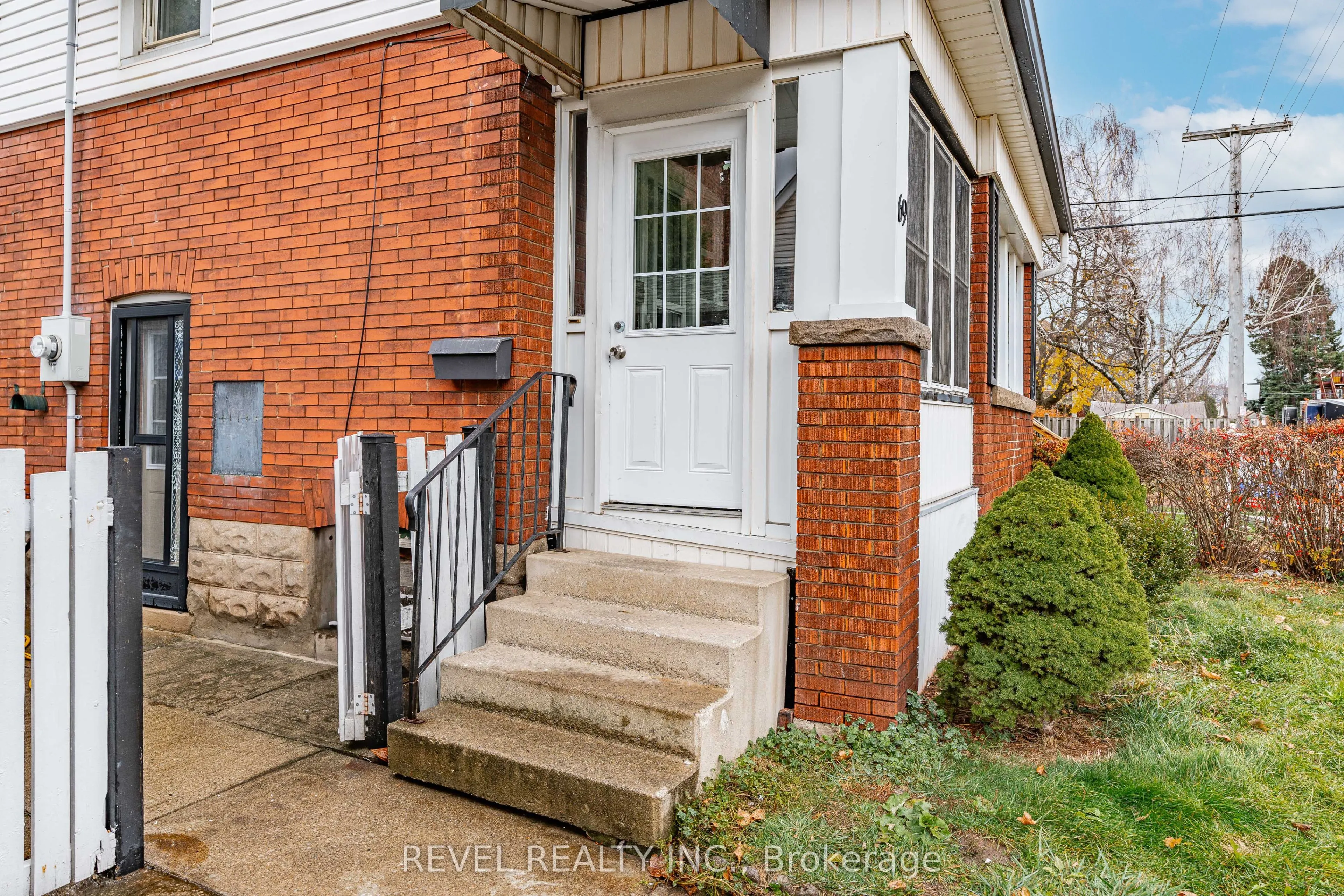 69 Roxborough Avenue