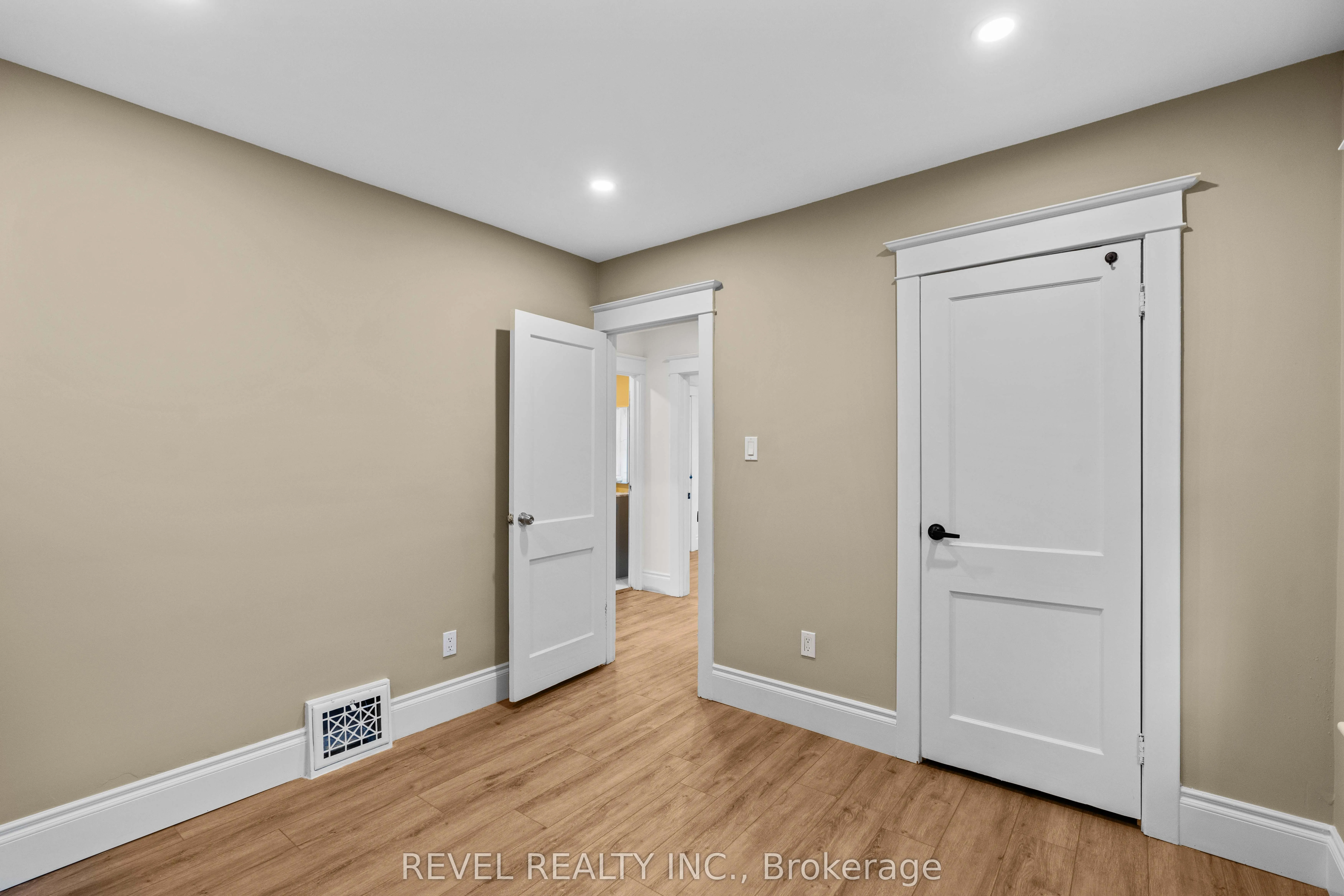 69 Roxborough Avenue