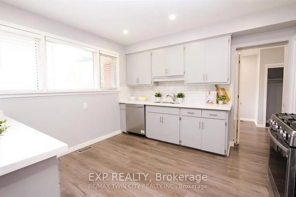 284 Cedar Crescent