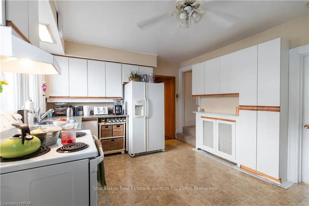 292 QUEEN Street W