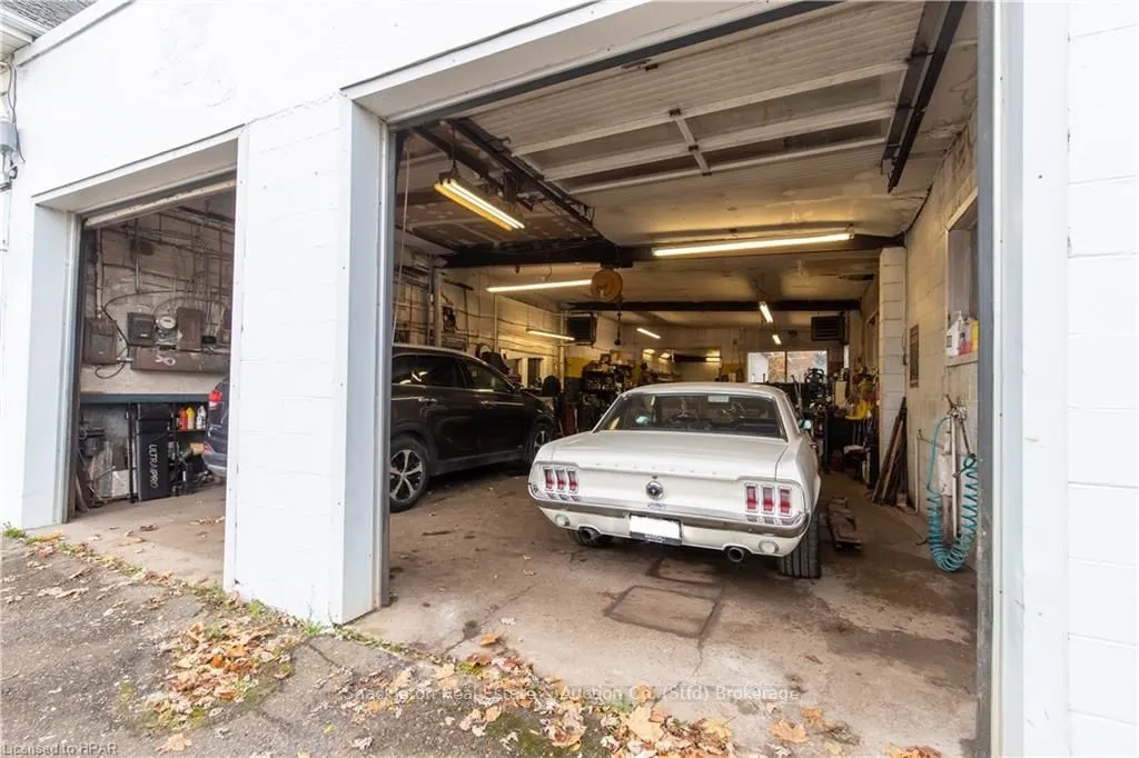 292 QUEEN Street W