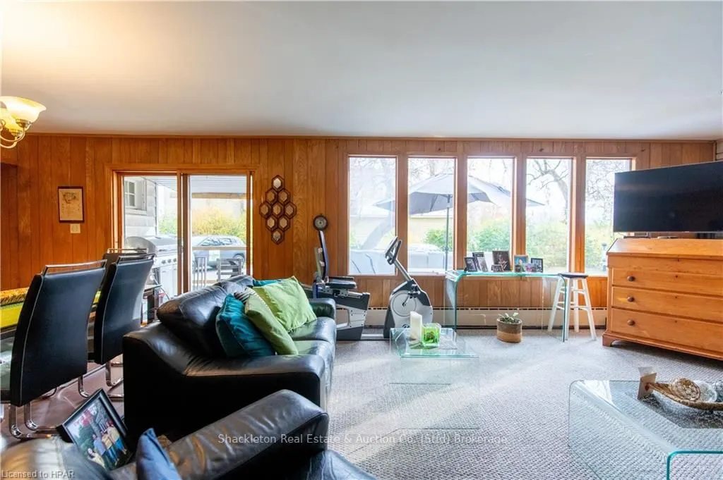 292 QUEEN Street W