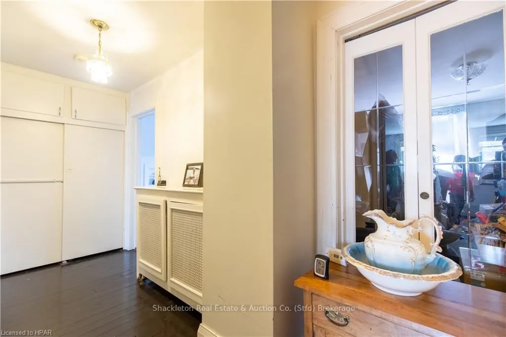292 QUEEN Street W