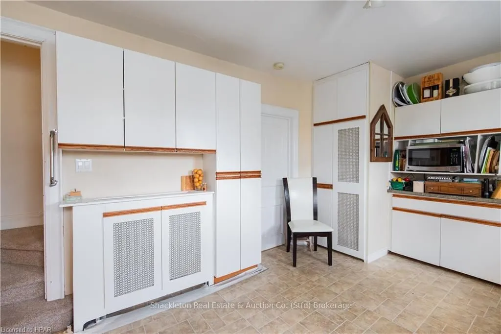 292 QUEEN Street W