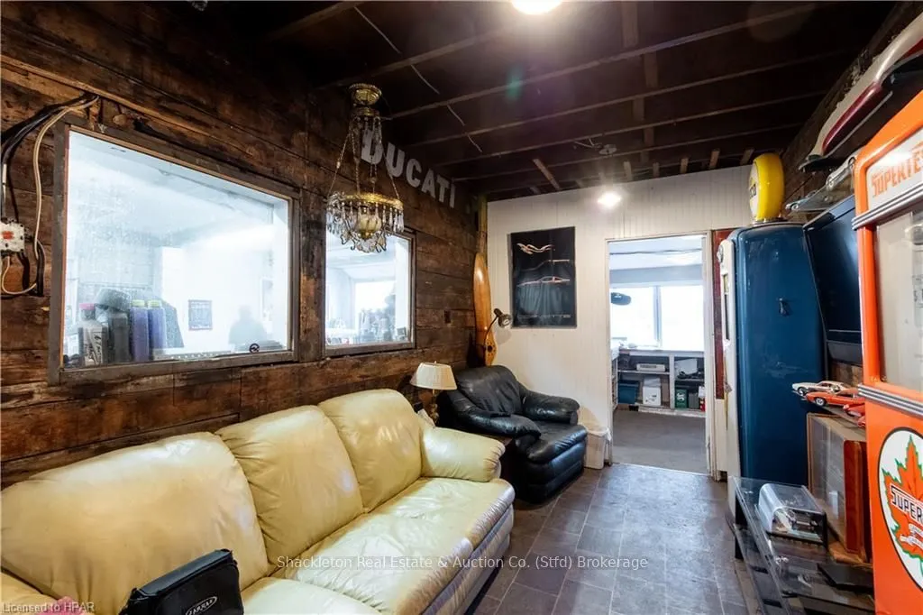 292 QUEEN Street W