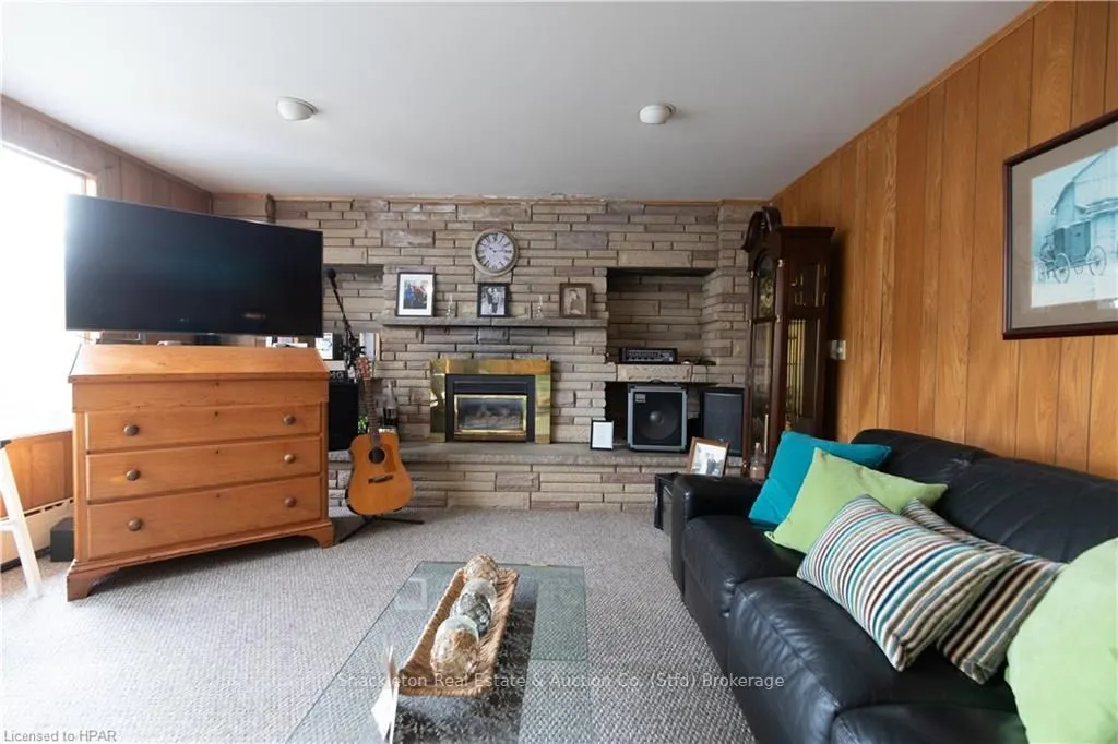 292 QUEEN Street W