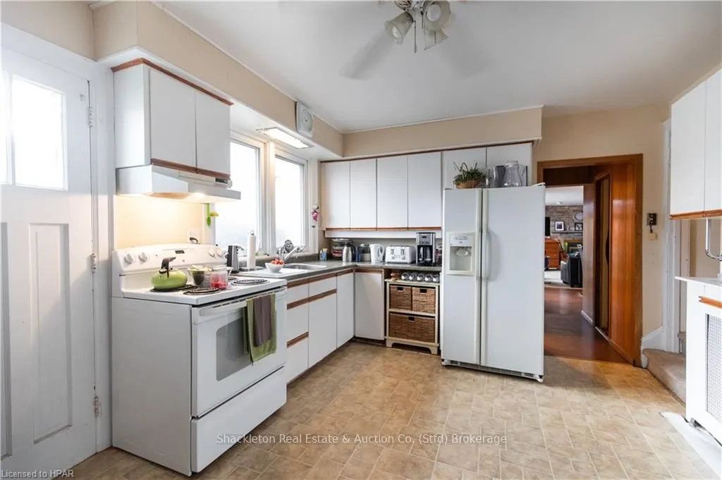 292 QUEEN Street W