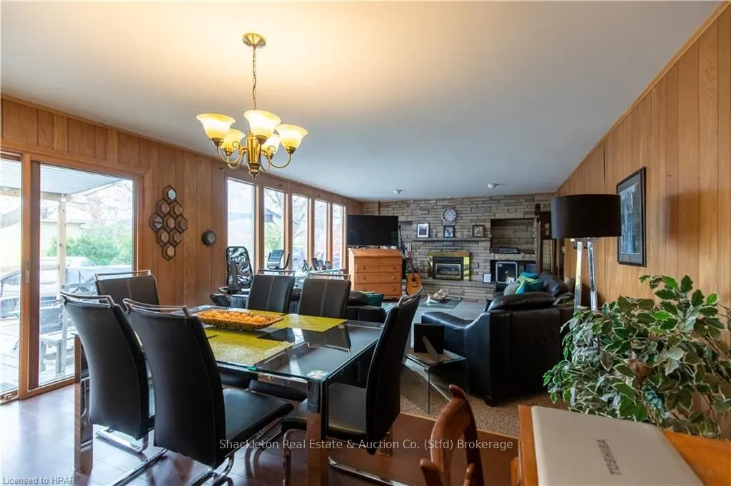 292 QUEEN Street W