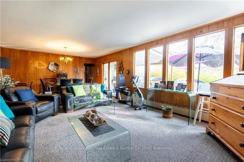 292 QUEEN Street W