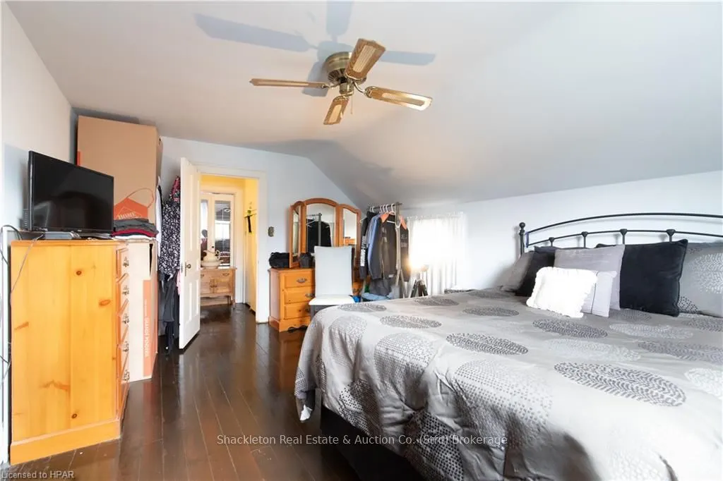 292 QUEEN Street W