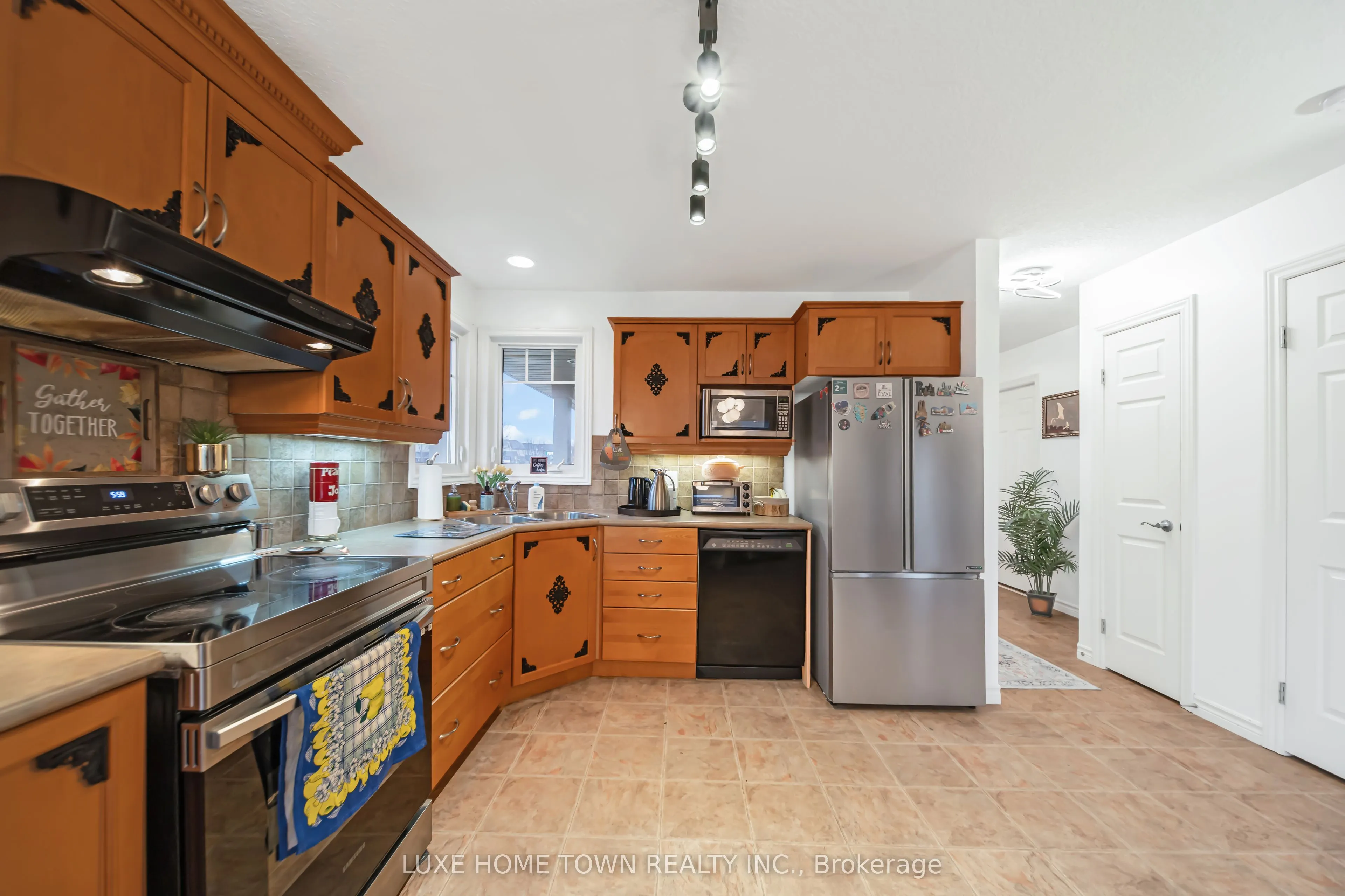 2 FENWICK Court