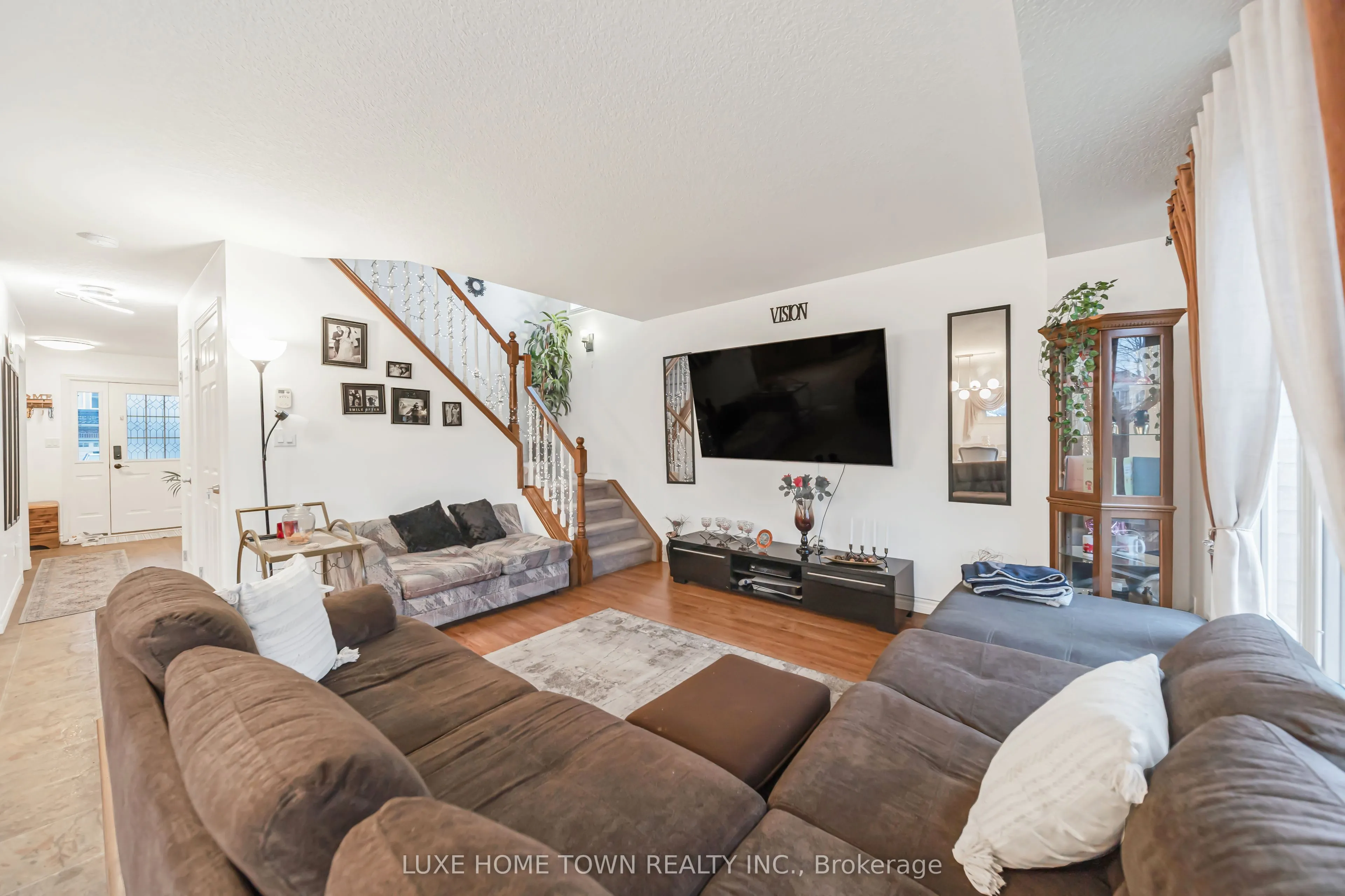 2 FENWICK Court