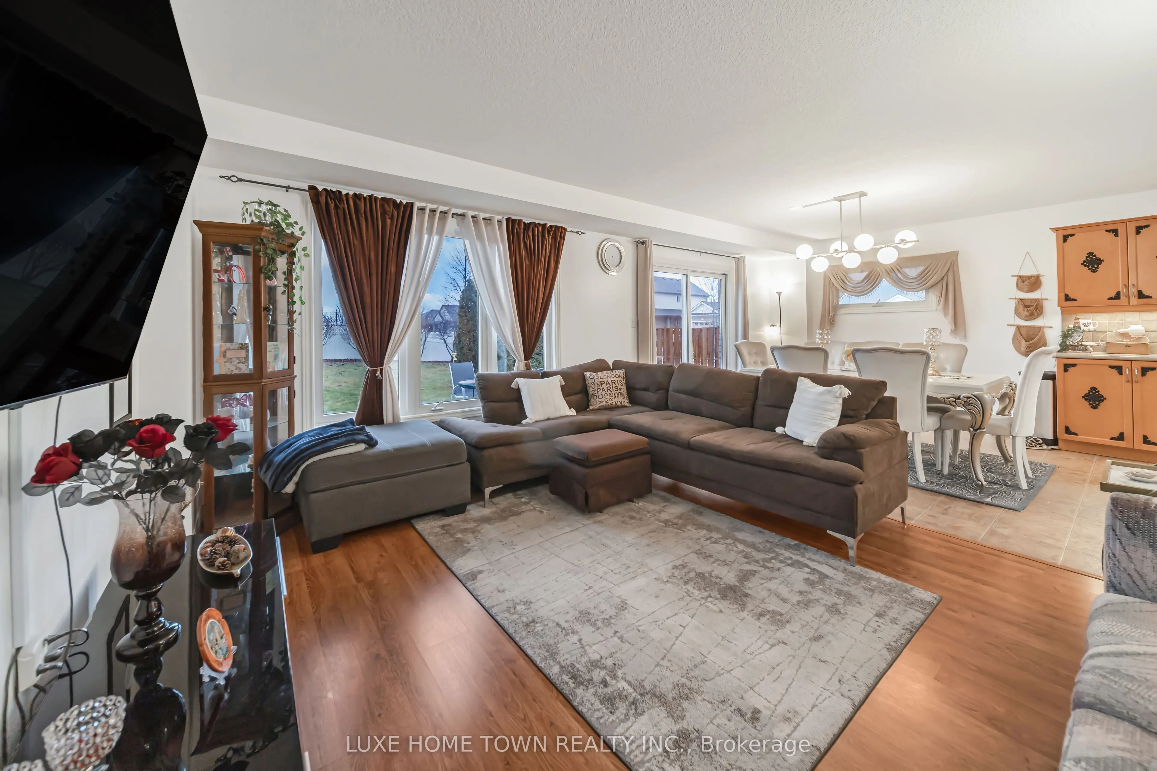 2 FENWICK Court
