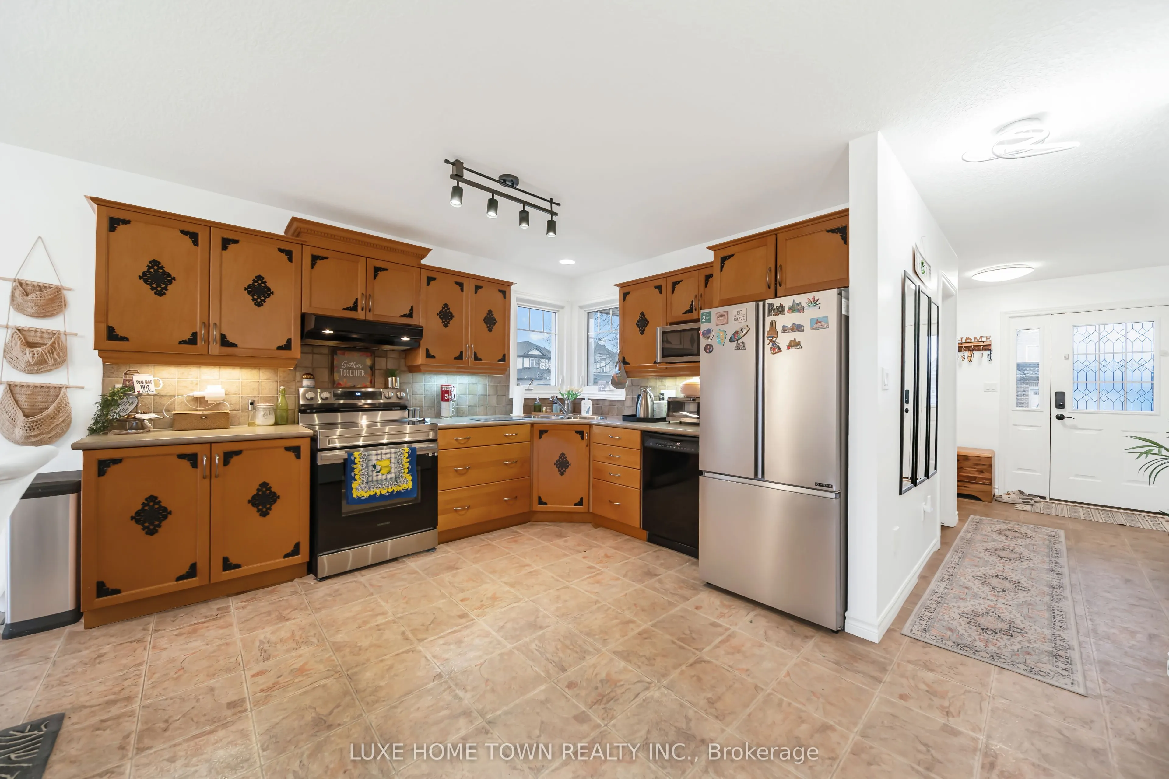 2 FENWICK Court