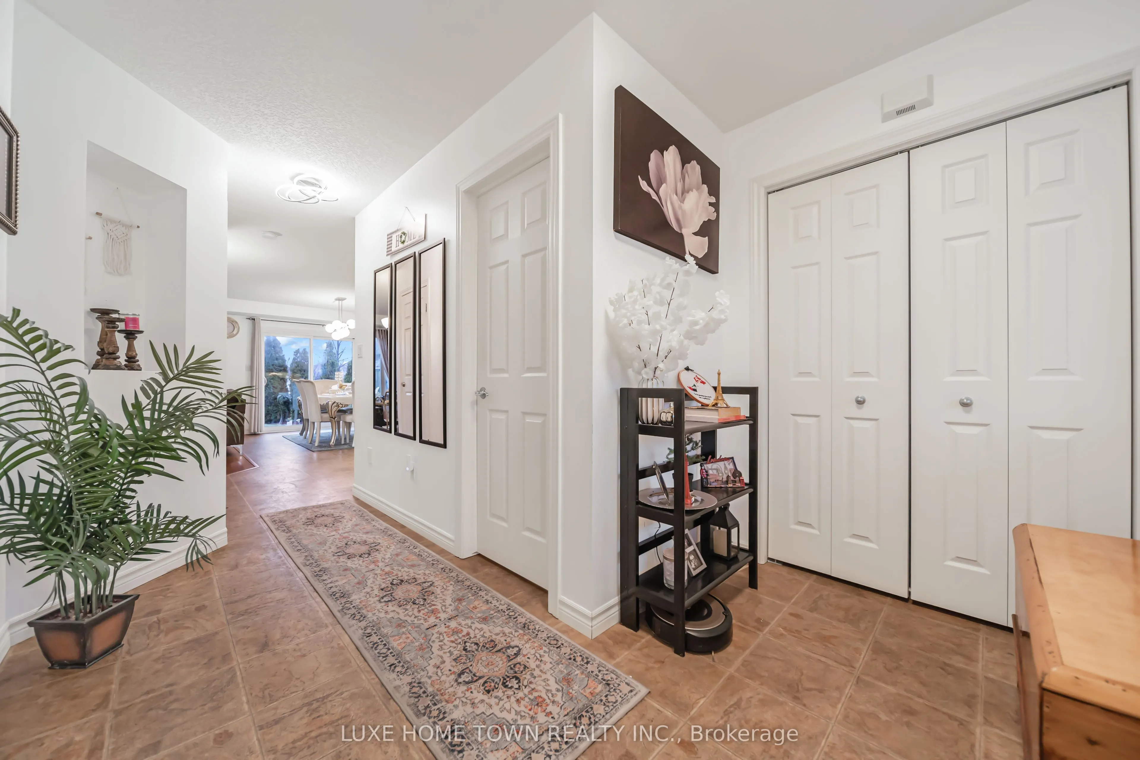 2 FENWICK Court