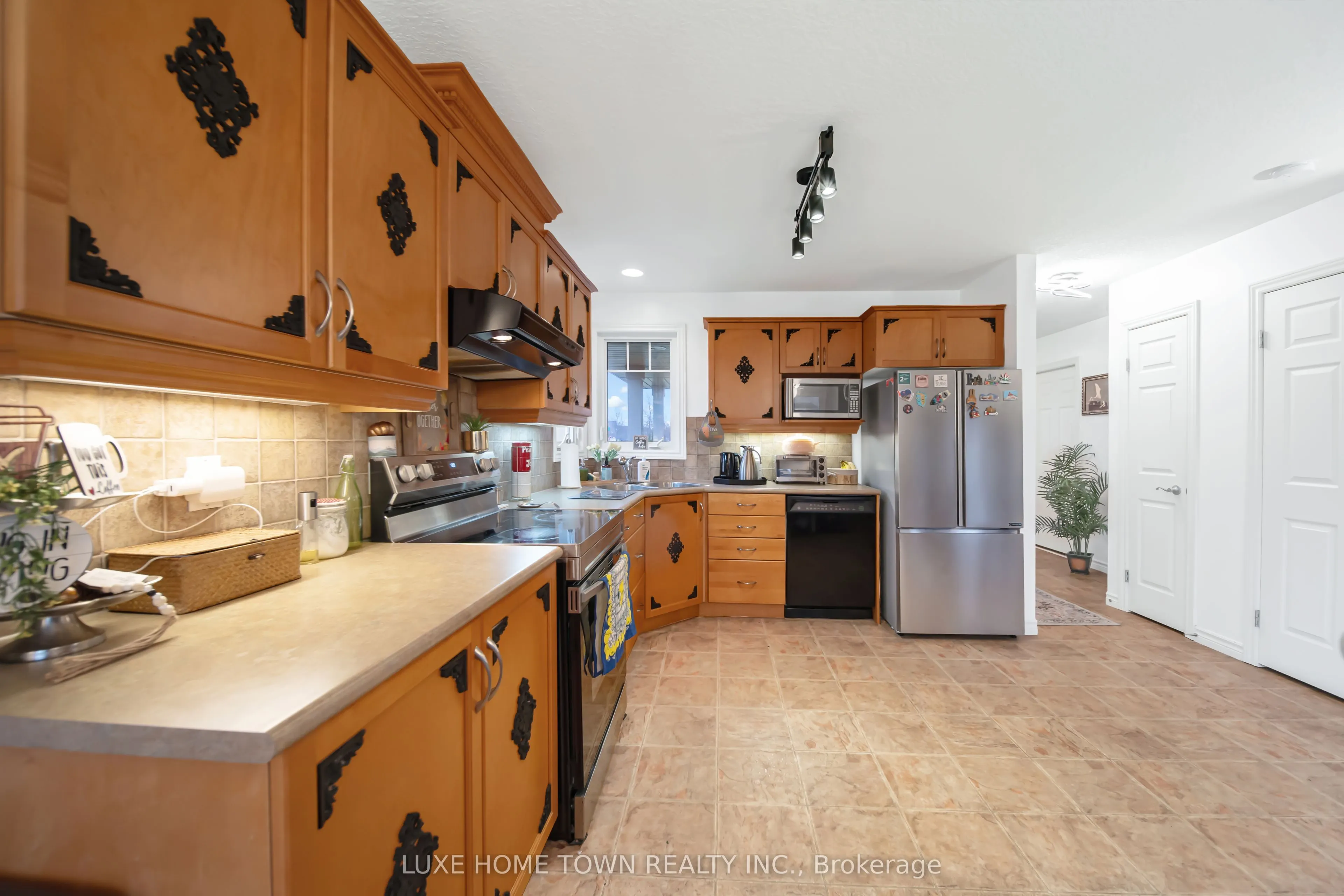 2 FENWICK Court