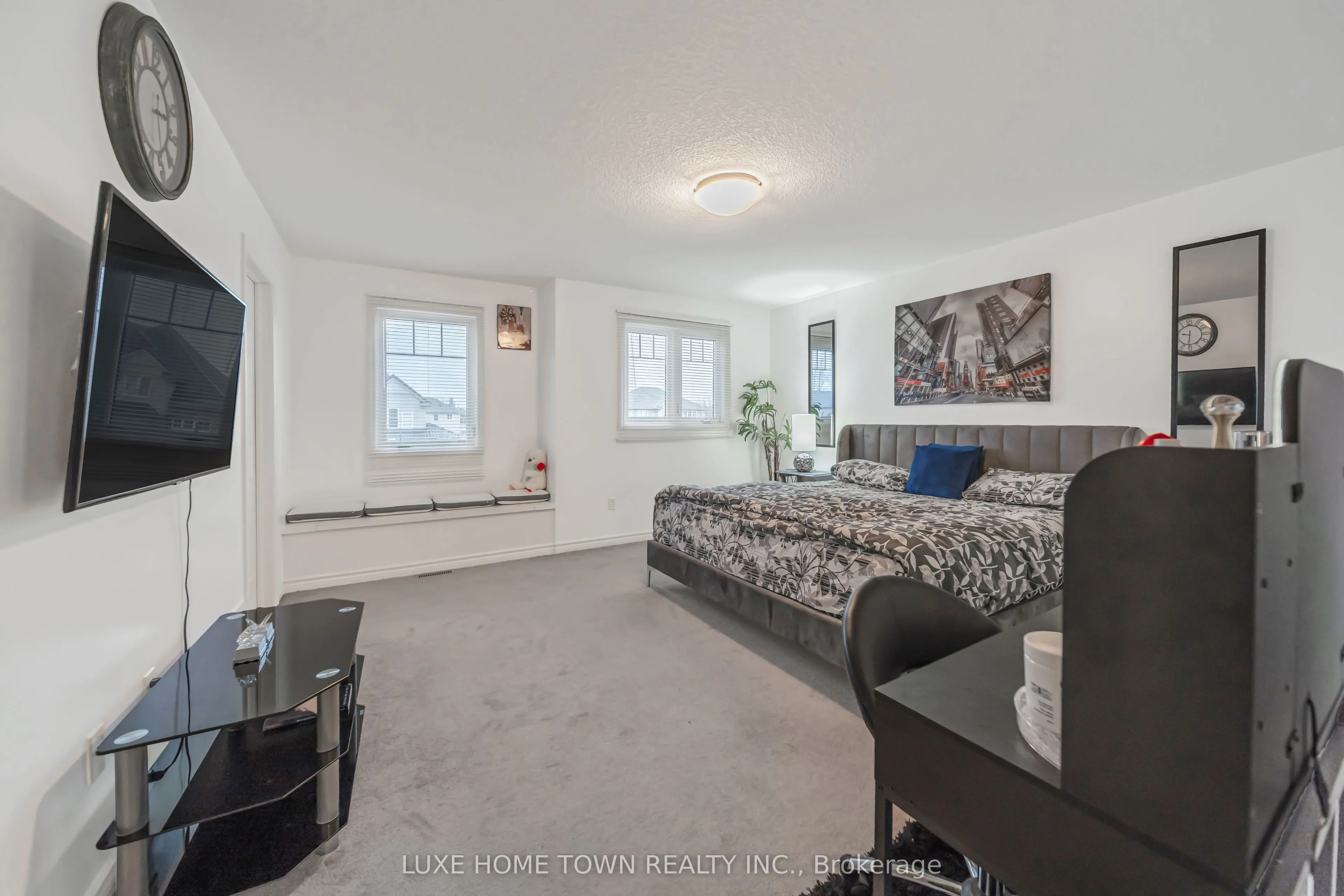 2 FENWICK Court